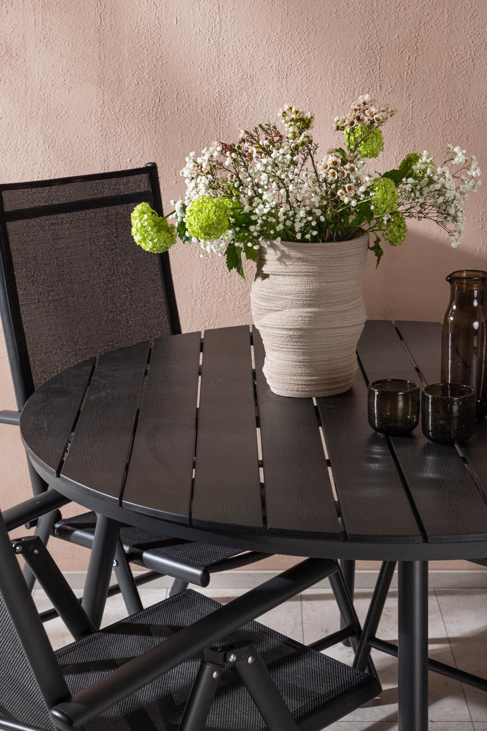 Break Outdoor-Tischset ⌀120cm/4St. in Schwarz präsentiert im Onlineshop von KAQTU Design AG. Gartentischset ist von Venture Home