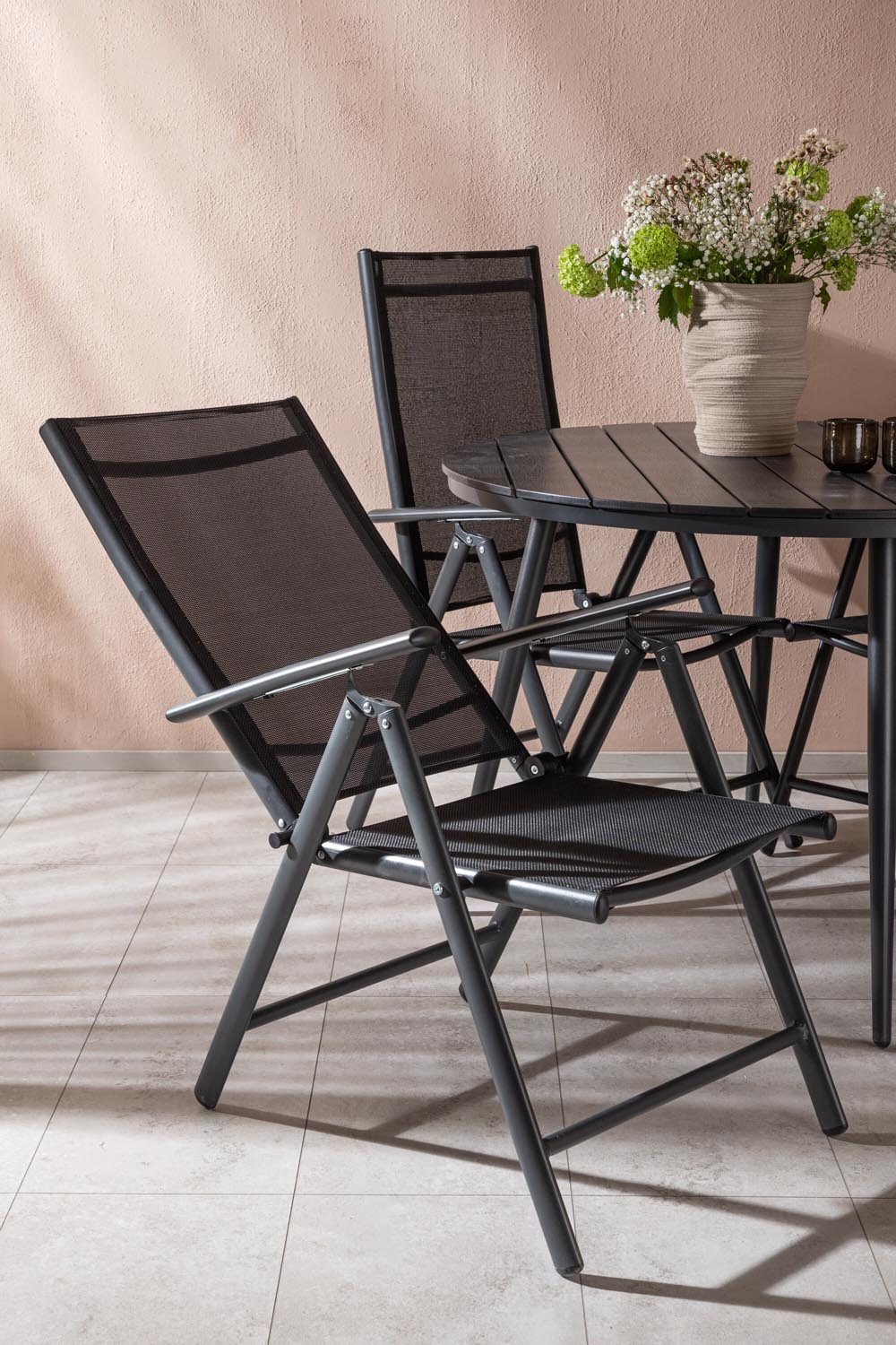 Break Outdoor-Tischset ⌀120cm/4St. in Schwarz präsentiert im Onlineshop von KAQTU Design AG. Gartentischset ist von Venture Home