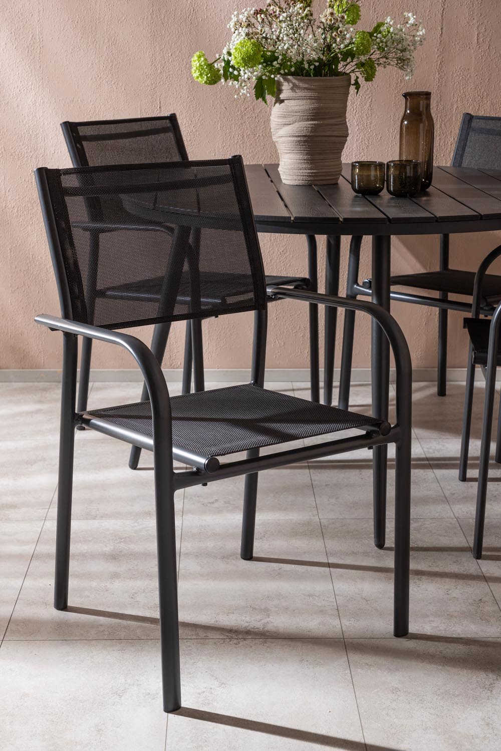 Break Outdoor-Tischset + Santorini ⌀120cm/4St. in Schwarz präsentiert im Onlineshop von KAQTU Design AG. Gartentischset ist von Venture Home