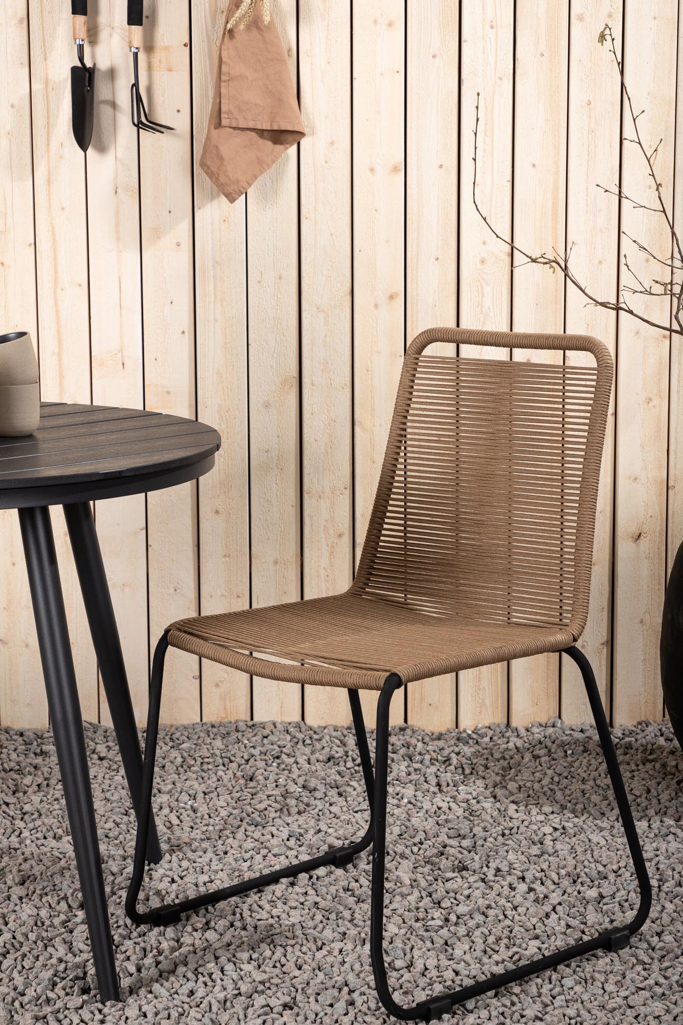 Venture Home: Modernes Tischset Break + Lindos Stack für draussen.