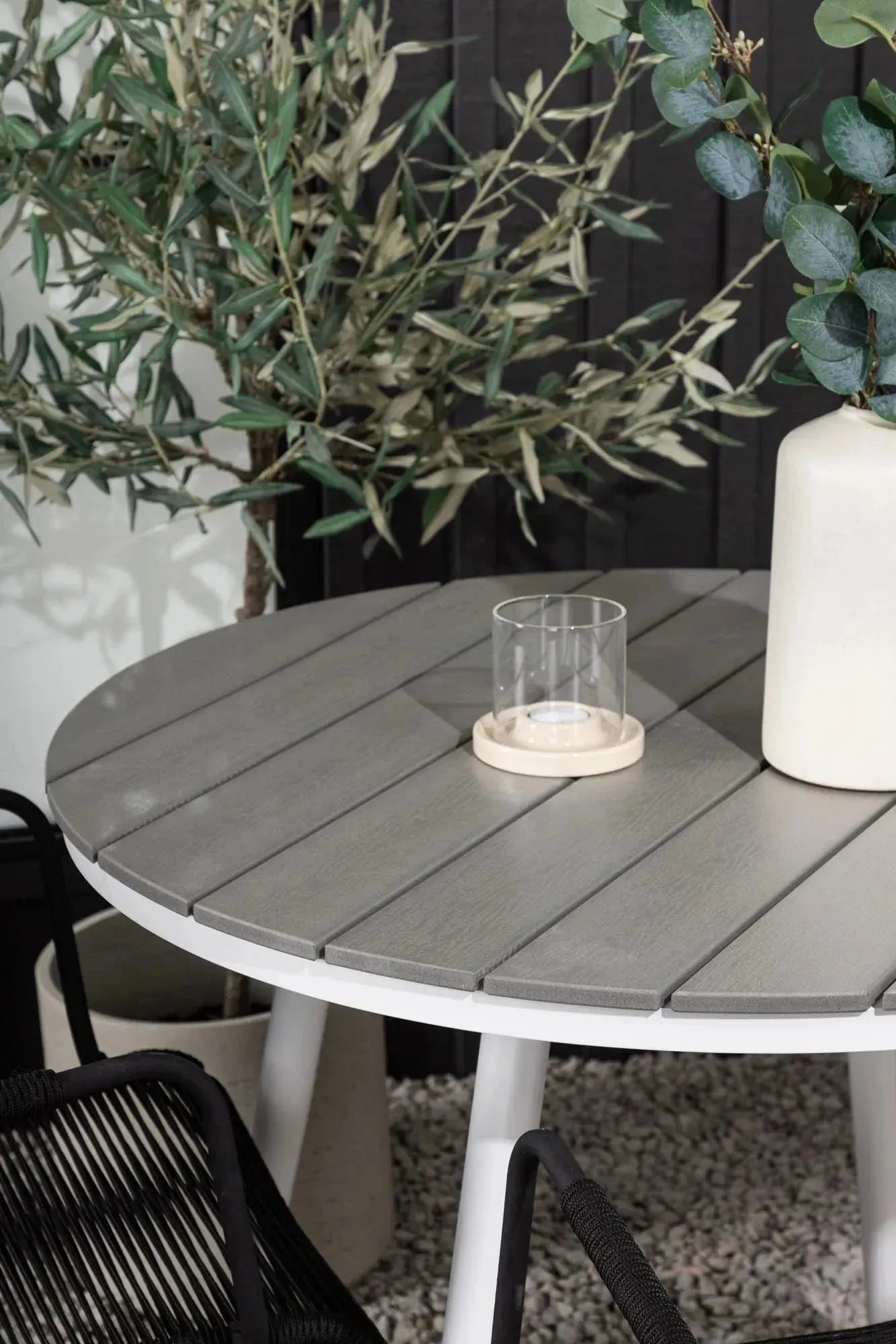 Elegantes Outdoor-Tischset mit rundem Tisch (⌀90cm) und zwei Lindos Armstühlen, ideal für stilvolle Außenbereiche.
