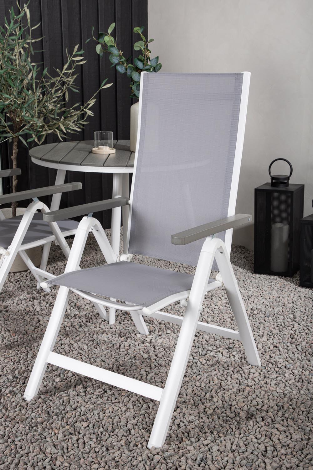 Break Outdoor-Tischset + Albany ⌀90cm/2St. in Weiss präsentiert im Onlineshop von KAQTU Design AG. Gartentischset ist von Venture Home