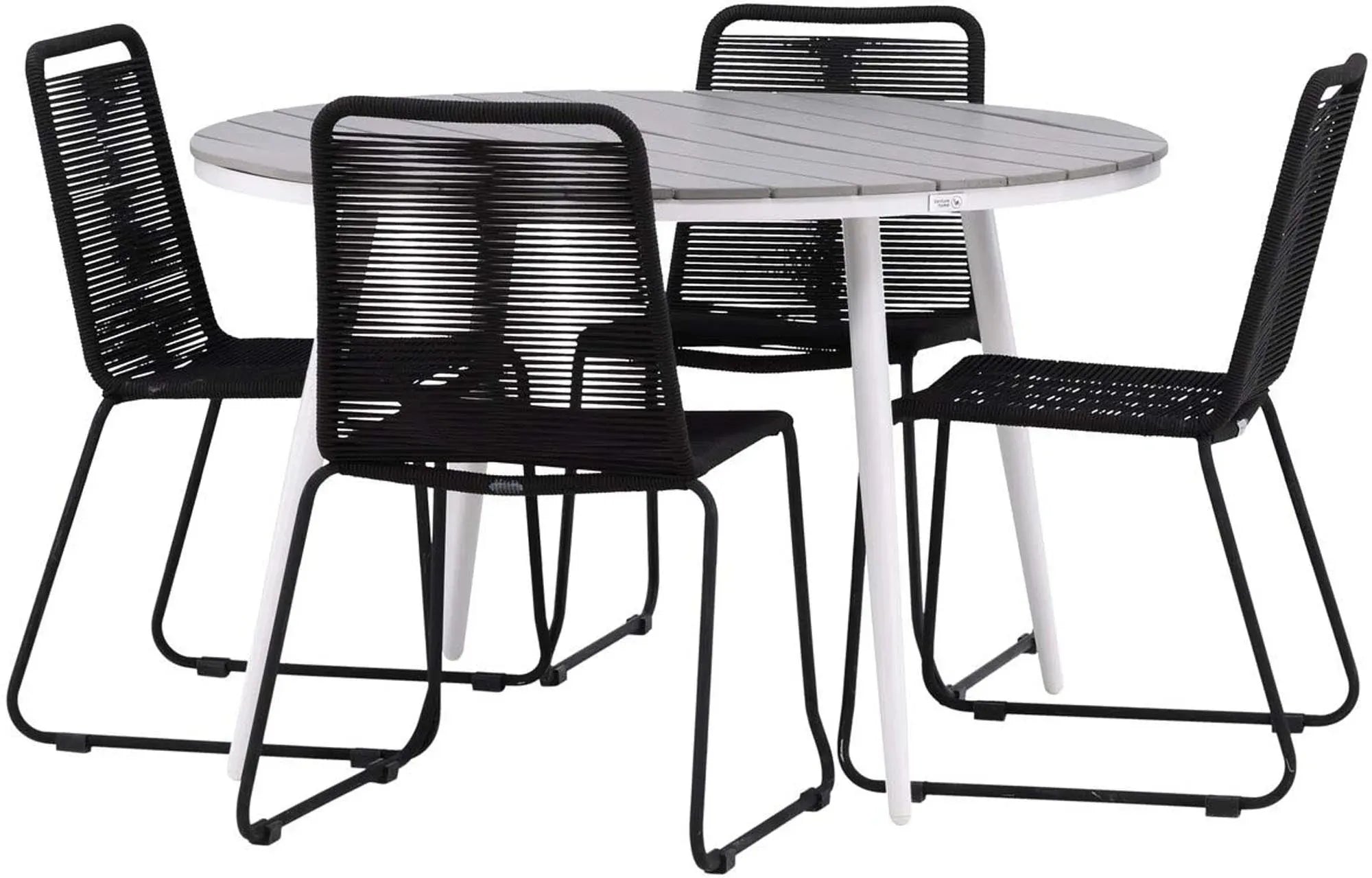 Elegantes Tischset für stilvolle Outdoor-Momente: Robuster Tisch mit Aintwood-Platte und bequeme Lindos-Stühle aus Seil.