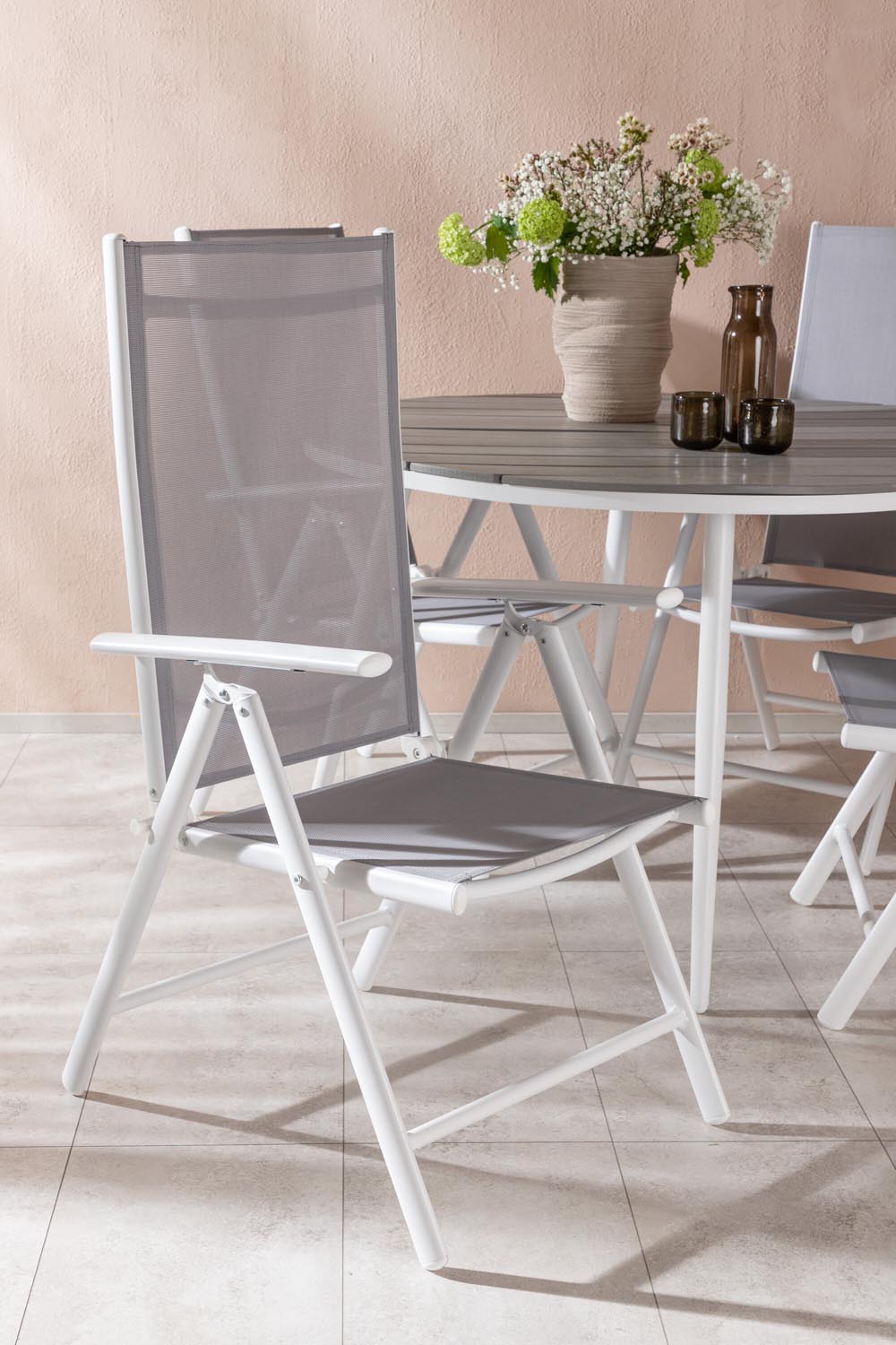Break Outdoor-Tischset ⌀120cm/4St. in Weiss präsentiert im Onlineshop von KAQTU Design AG. Gartentischset ist von Venture Home