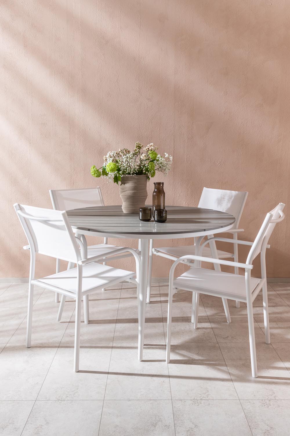 Break Gartentisch Round + 4 x Santorini Arm Stuhl (stapelbar) in Grau Weiss präsentiert im Onlineshop von KAQTU Design AG. Gartentischset ist von Venture Home