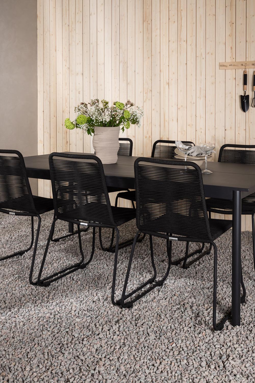 Modena Gartentisch + 6 x Lindos Stacking Stuhl in Schwarz präsentiert im Onlineshop von KAQTU Design AG. Gartentischset ist von Venture Home