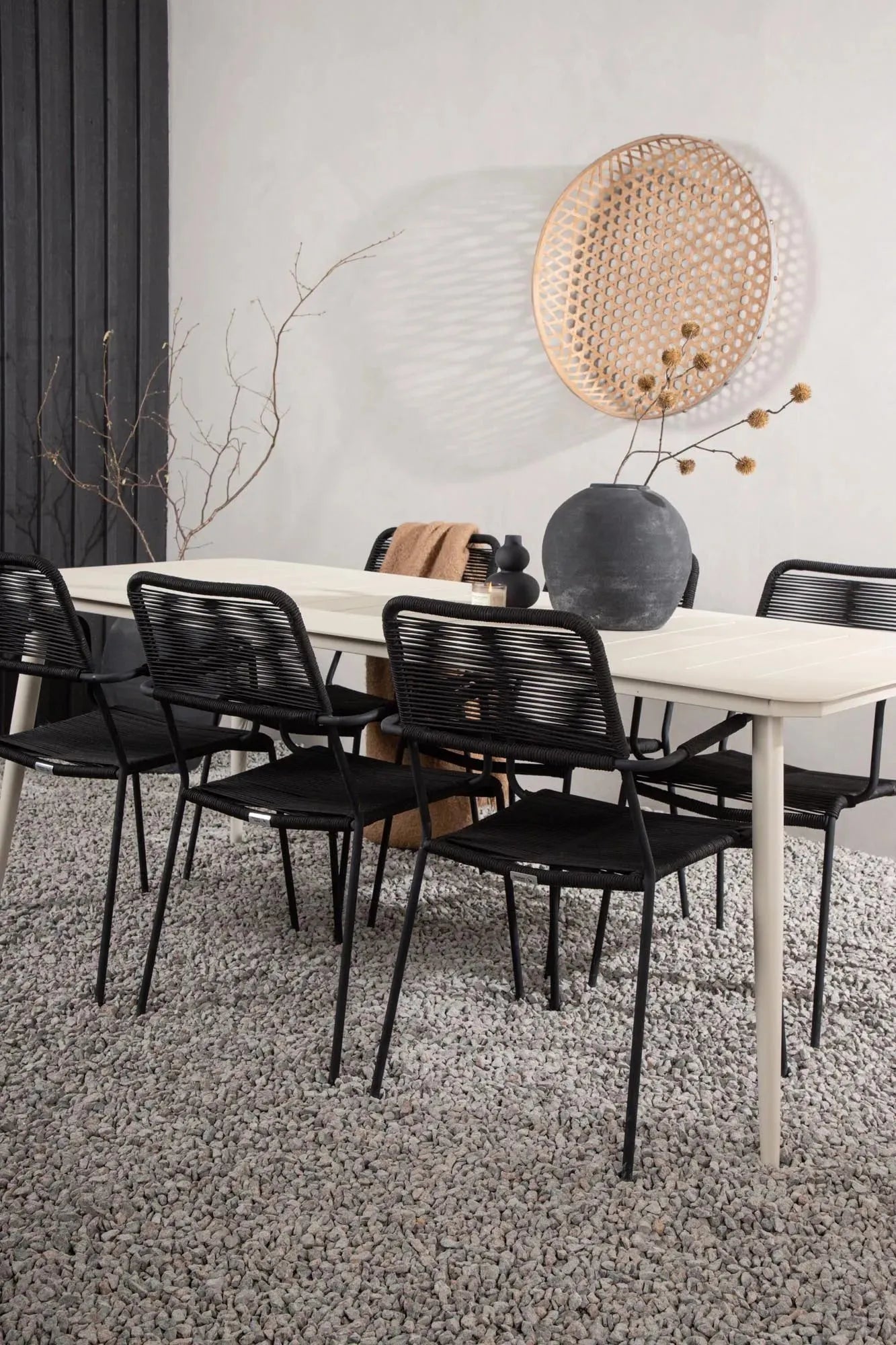 Elegantes Outdoor-Set: Lina Tisch & 6 Lindos Stühle von Venture Home.
