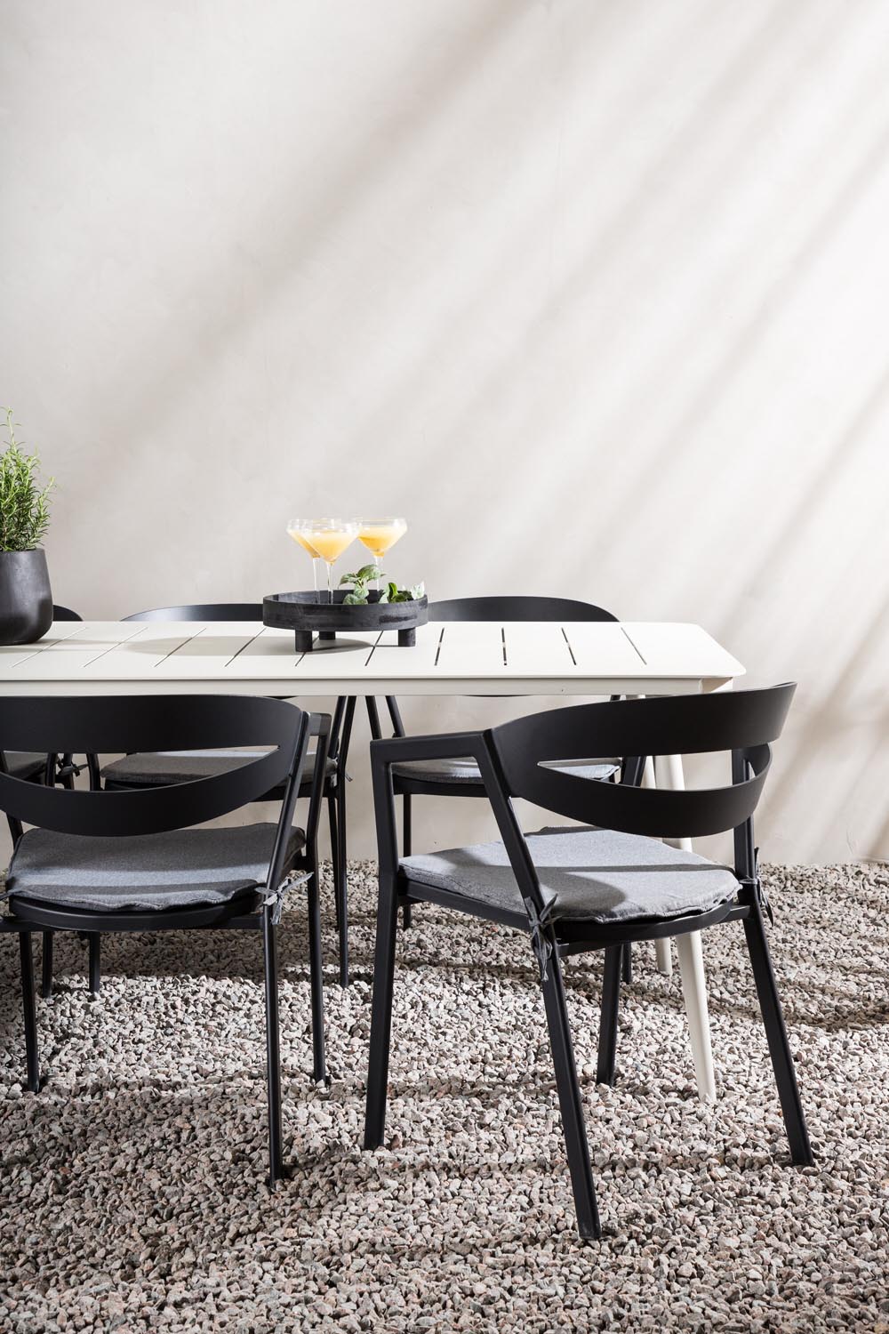 Lina Outdoor-Tischset + Split 200cm/6St. in Schwarz präsentiert im Onlineshop von KAQTU Design AG. Gartentischset ist von Venture Home
