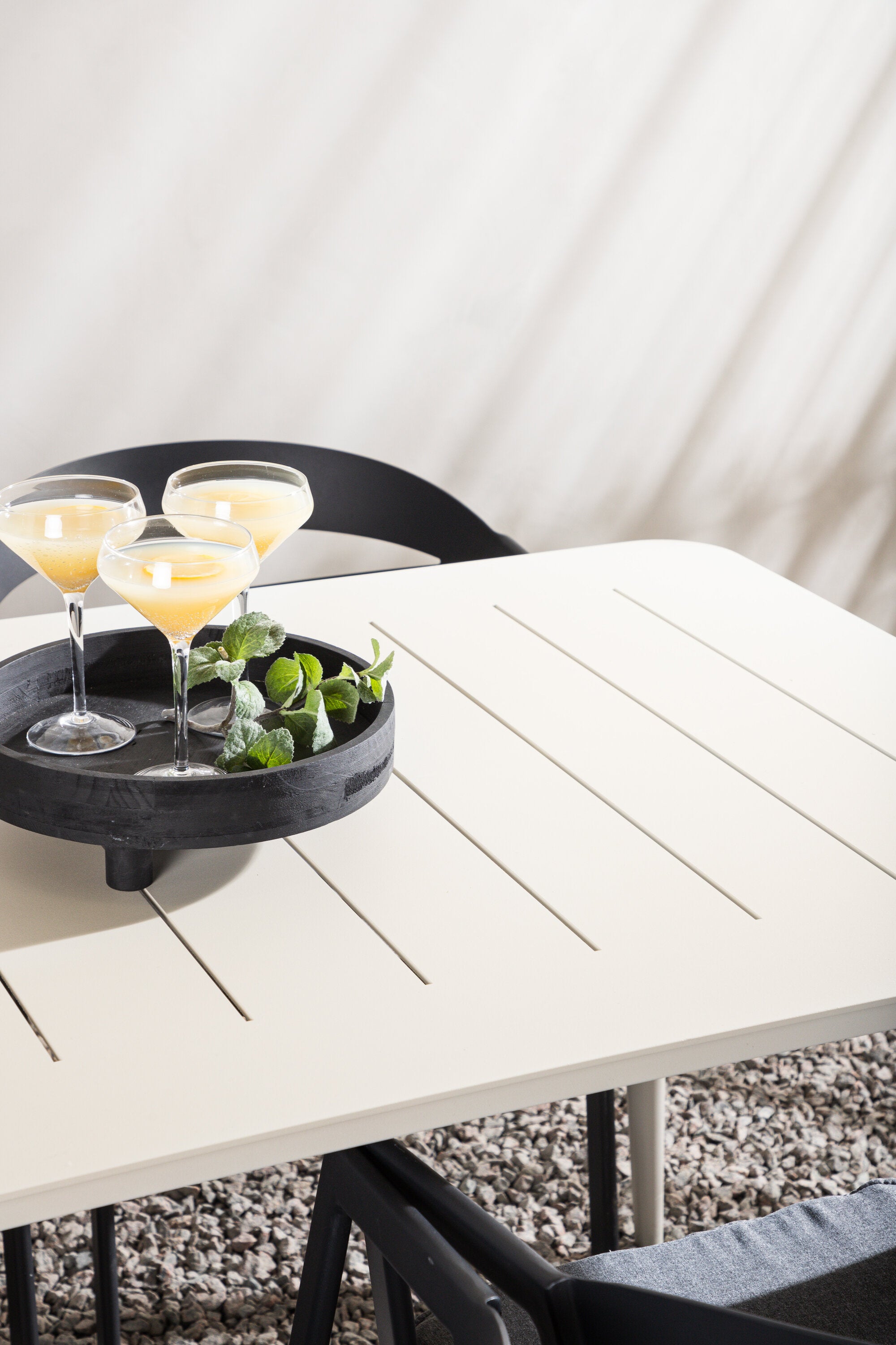 Lina Outdoor-Tischset + Split 200cm/6St. in Schwarz präsentiert im Onlineshop von KAQTU Design AG. Gartentischset ist von Venture Home