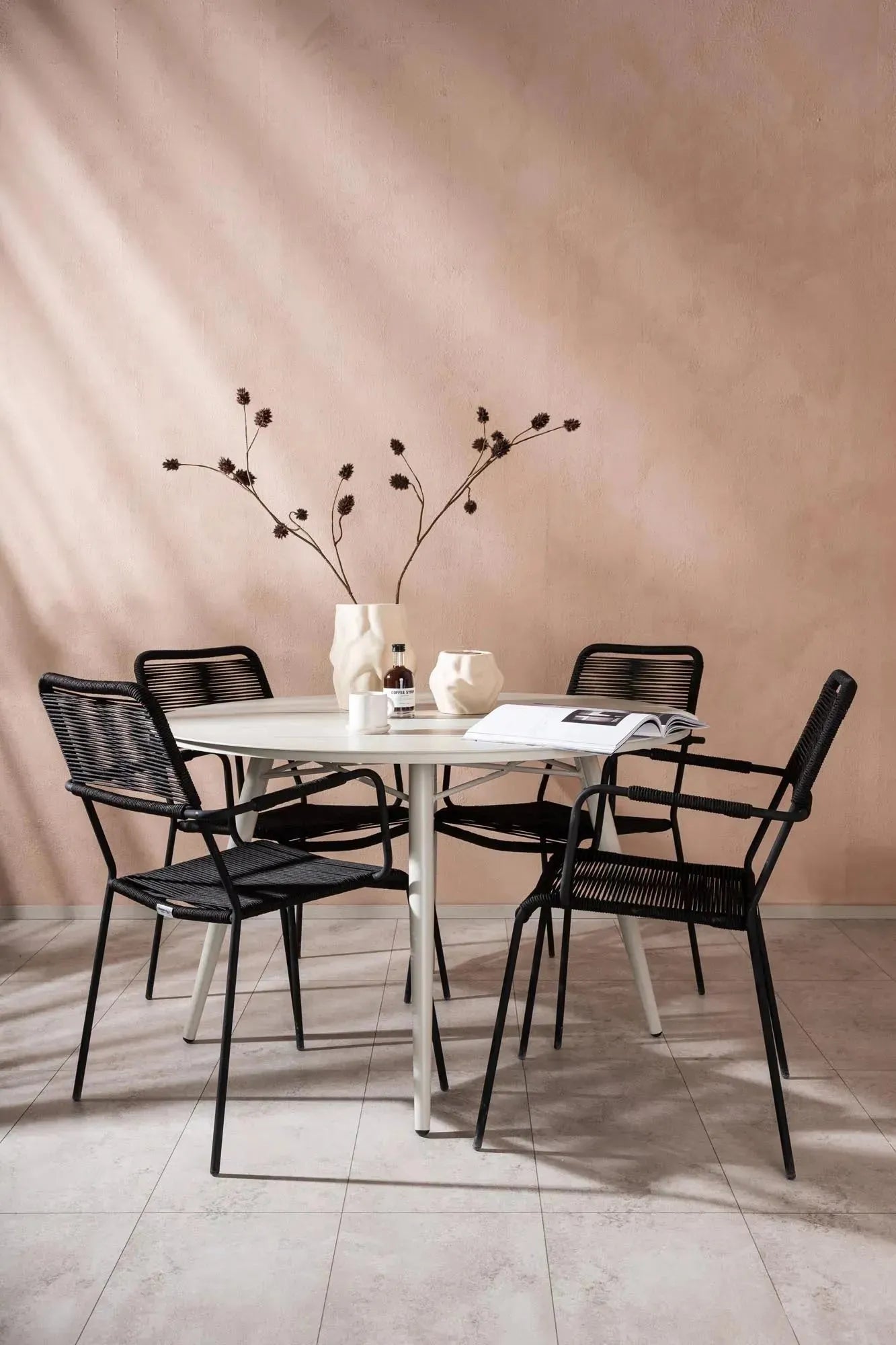 Stilvolles Gartenset: Lina Tisch (⌀120cm) & 4 Lindos Armchairs aus robustem Stahl & Aluminium. Perfekt für moderne Outdoor-Oasen.