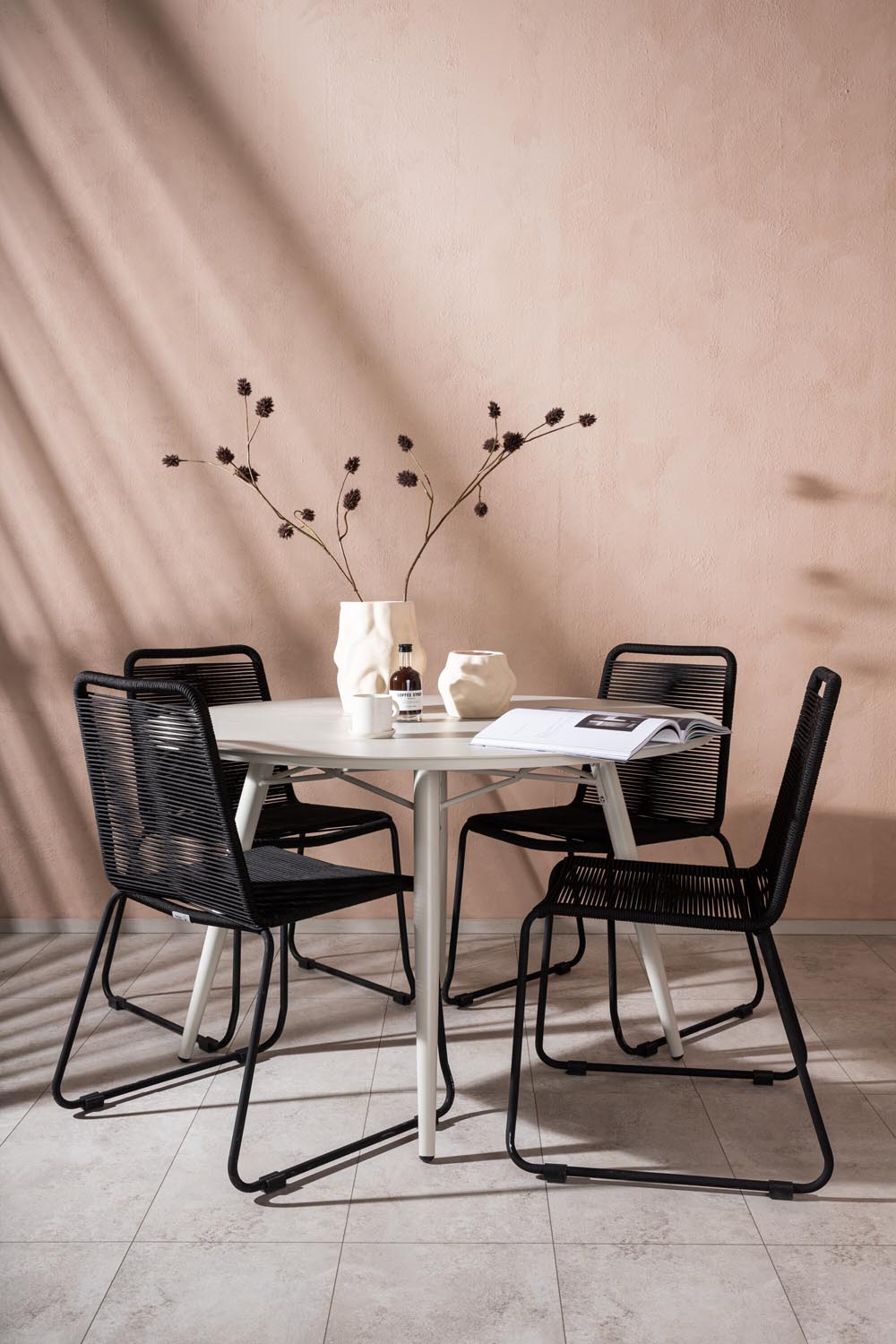 Lina Outdoor-Tischset + Lindos Stacking ⌀120cm/4St. in Schwarz präsentiert im Onlineshop von KAQTU Design AG. Gartentischset ist von Venture Home