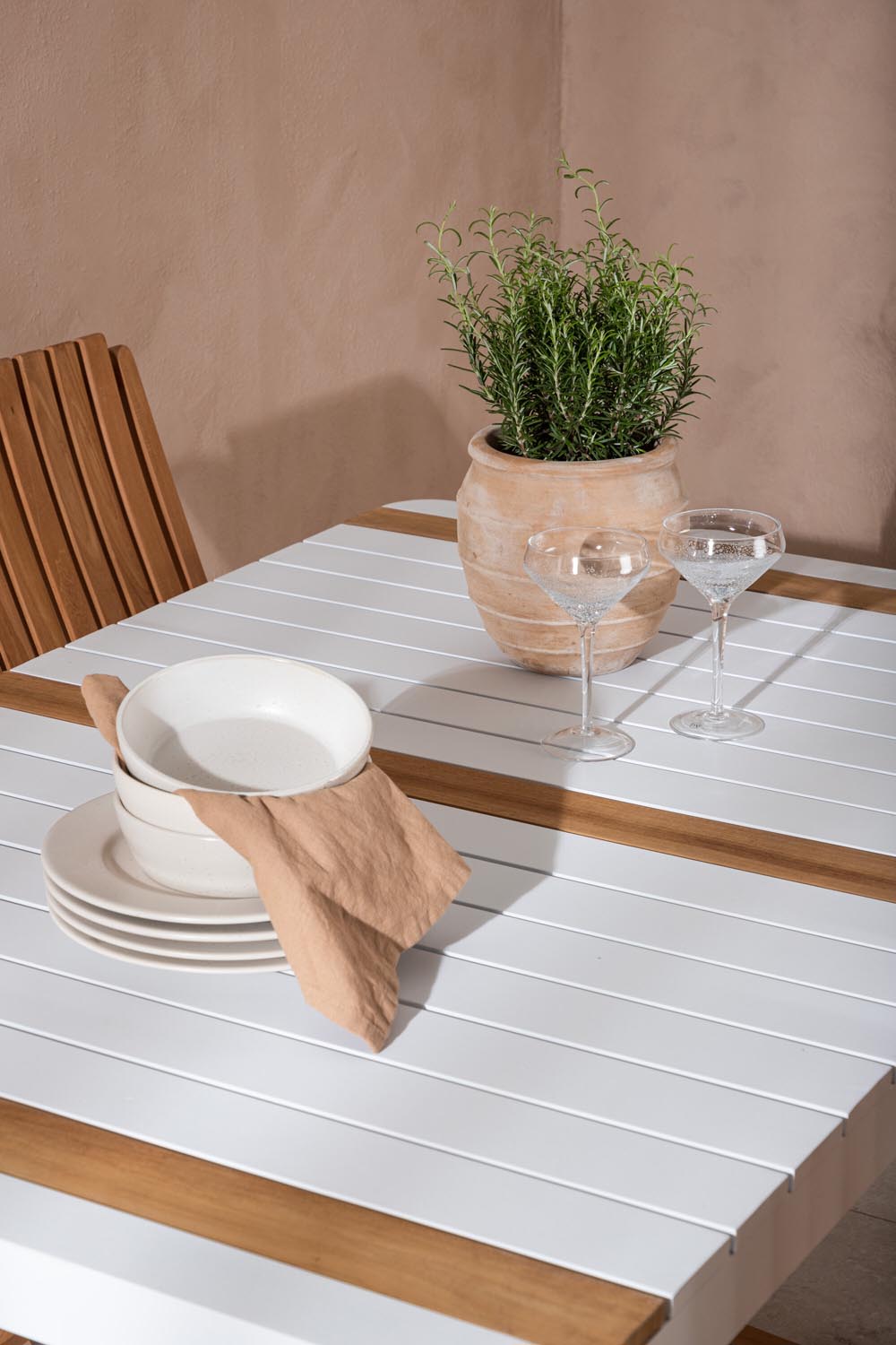 Togo Outdoor-Tischset + Ghana 150cm/4St. in Weiss / Gold / Natur präsentiert im Onlineshop von KAQTU Design AG. Gartentischset ist von Venture Home