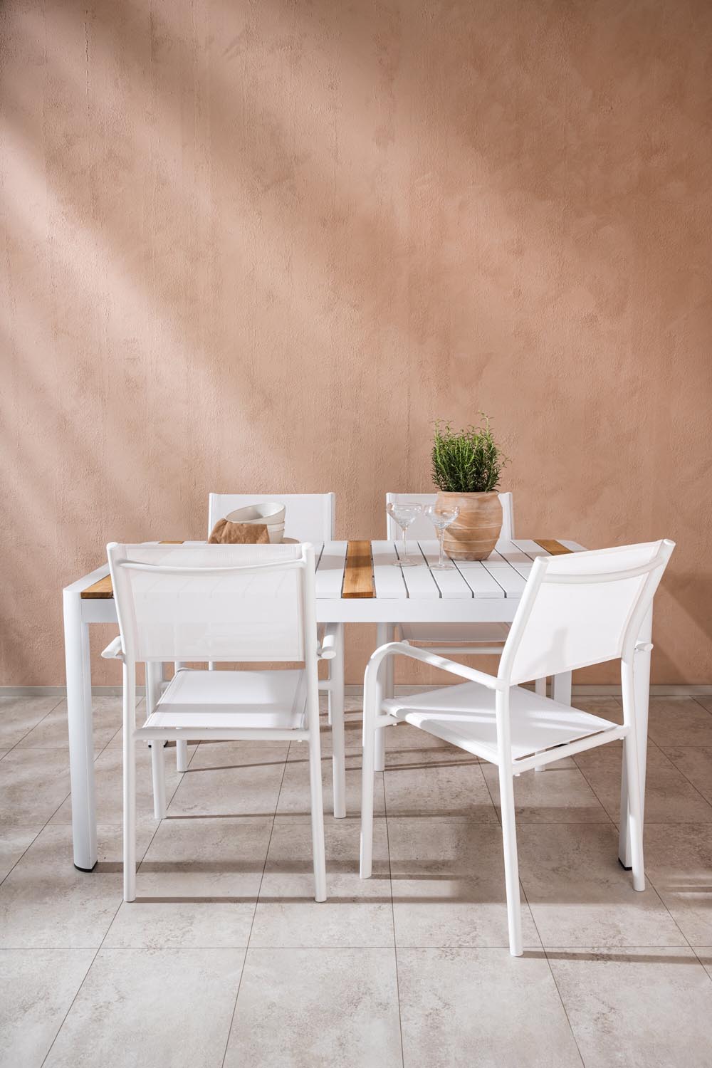 Togo Outdoor-Tischset + Santorini 150cm/4St. in Weiss präsentiert im Onlineshop von KAQTU Design AG. Gartentischset ist von Venture Home