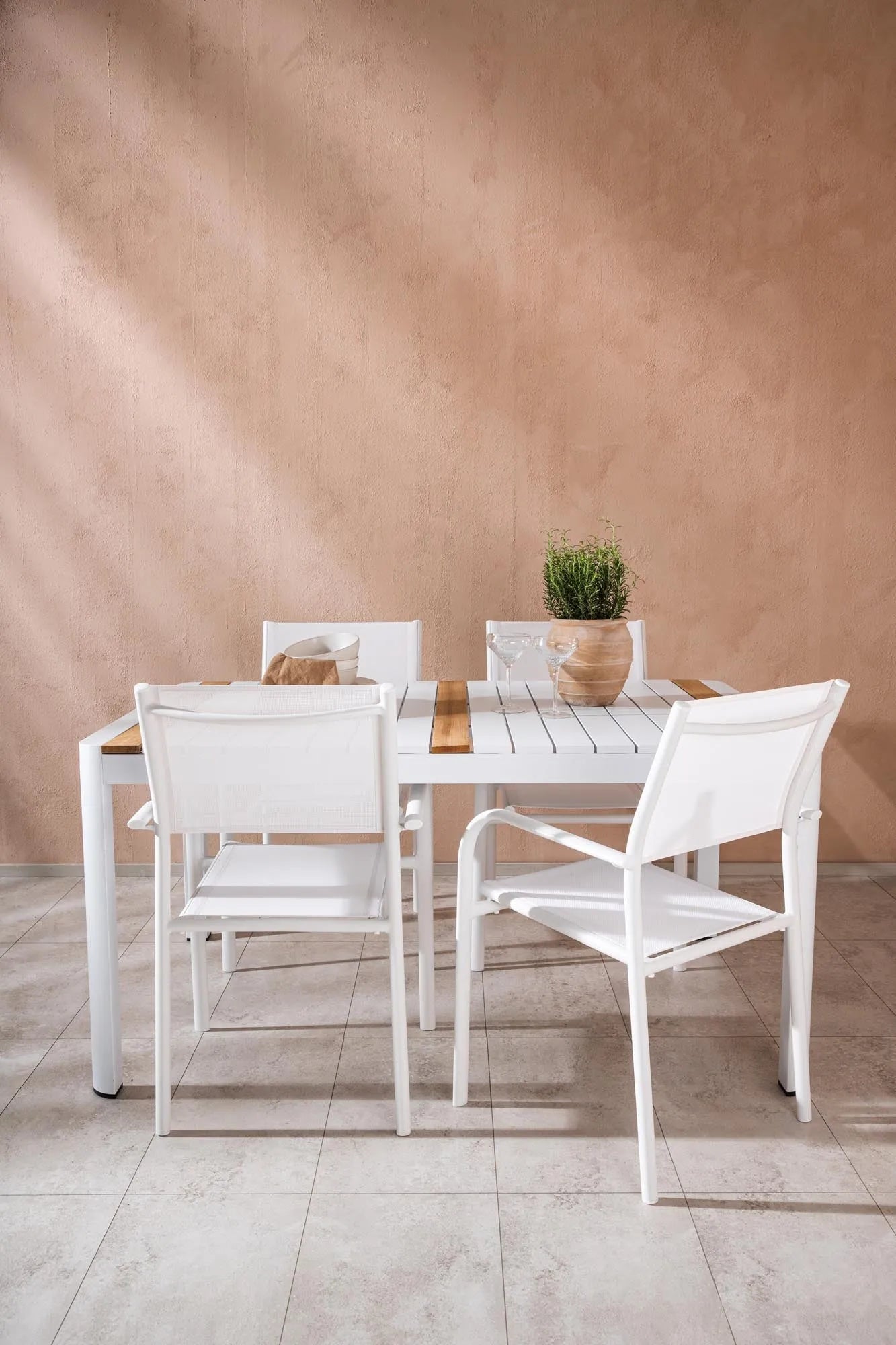 Elegantes Togo Tischset mit 150cm Santorini Tisch für Outdoor-Oasen.