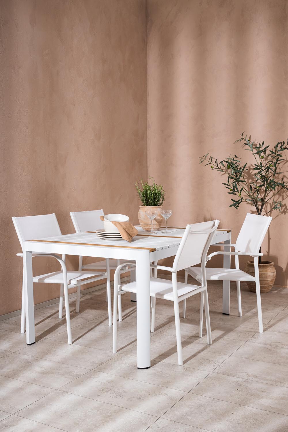 Togo Outdoor-Tischset + Santorini 150cm/4St. in Weiss präsentiert im Onlineshop von KAQTU Design AG. Gartentischset ist von Venture Home