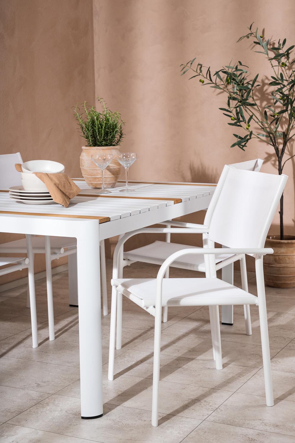 Togo Outdoor-Tischset + Santorini 150cm/4St. in Weiss präsentiert im Onlineshop von KAQTU Design AG. Gartentischset ist von Venture Home