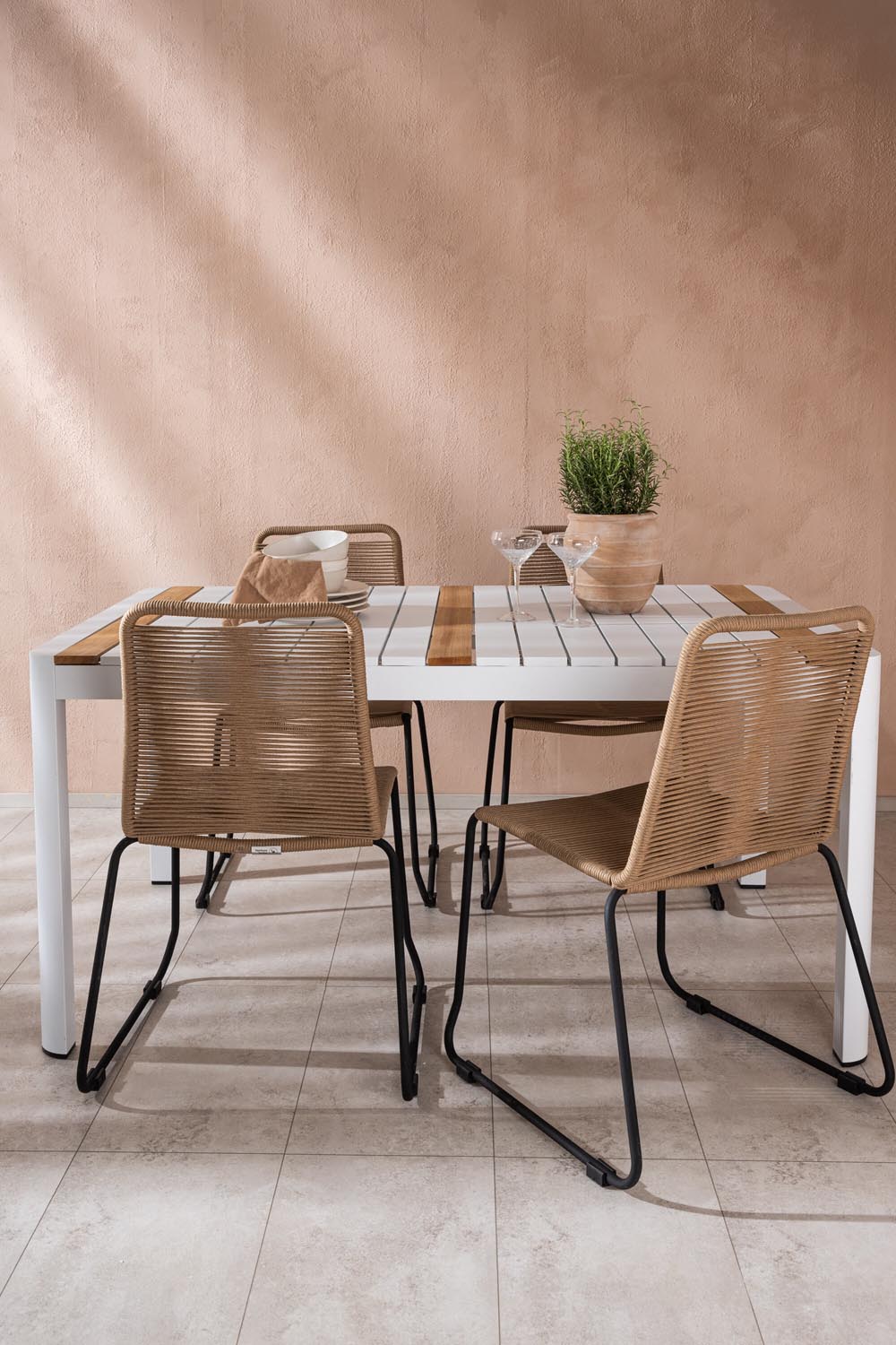 Togo Outdoor-Tischset + Lindos 150cm/4St. in Weiss / Natur präsentiert im Onlineshop von KAQTU Design AG. Gartentischset ist von Venture Home