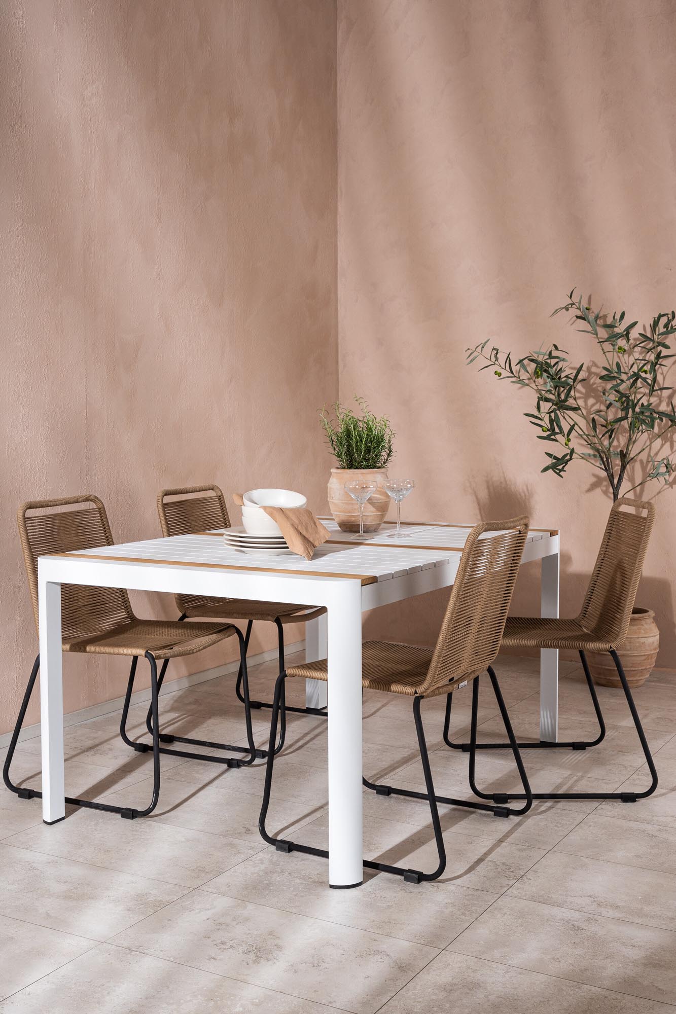 Stilvolles Togo Outdoor-Tischset mit Lindos Stühlen: Perfekt für gesellige Momente im Freien, vereint Eleganz und Komfort.