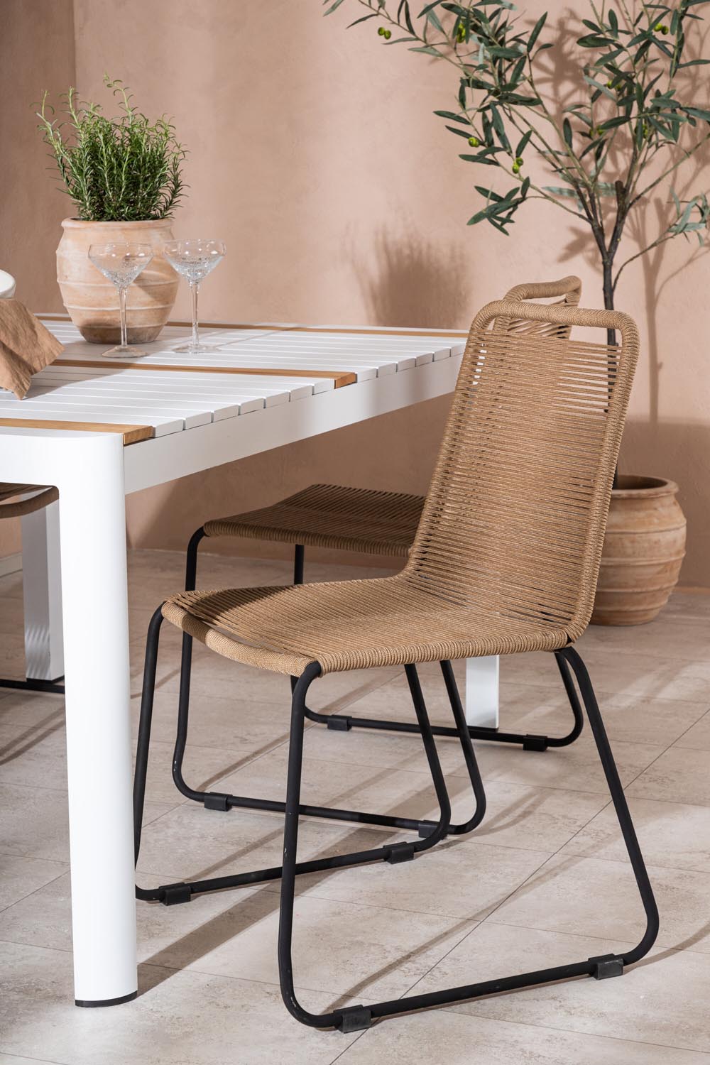 Togo Outdoor-Tischset + Lindos 150cm/4St. in Weiss / Natur präsentiert im Onlineshop von KAQTU Design AG. Gartentischset ist von Venture Home