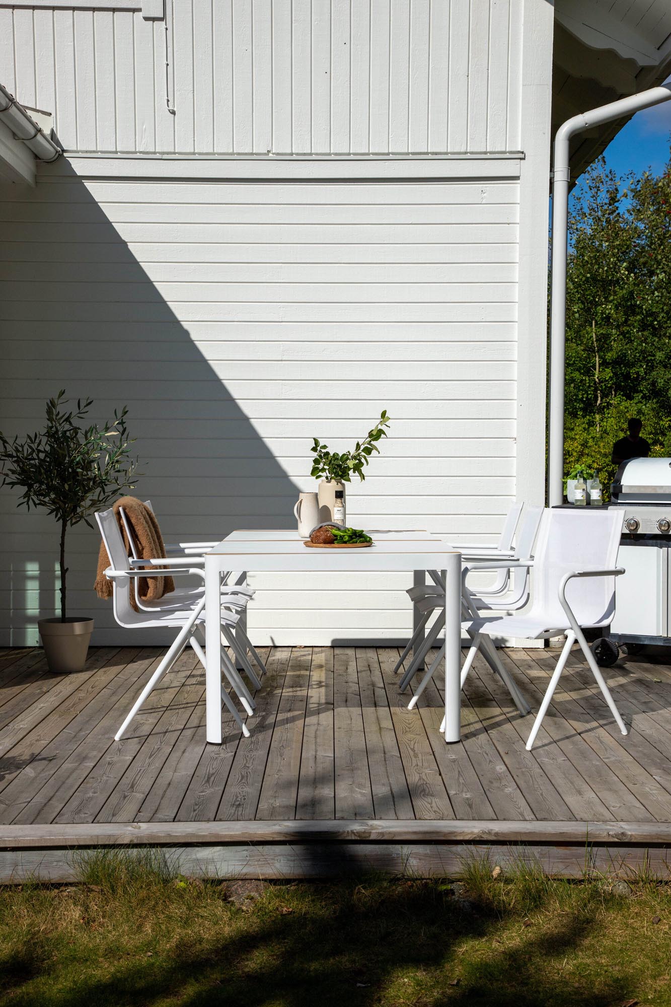 Elegantes Togo Outdoor-Tischset mit Alina Stühlen für 6 Personen. Hochwertiges Teakholz und Aluminium, perfekt für Gartenpartys.