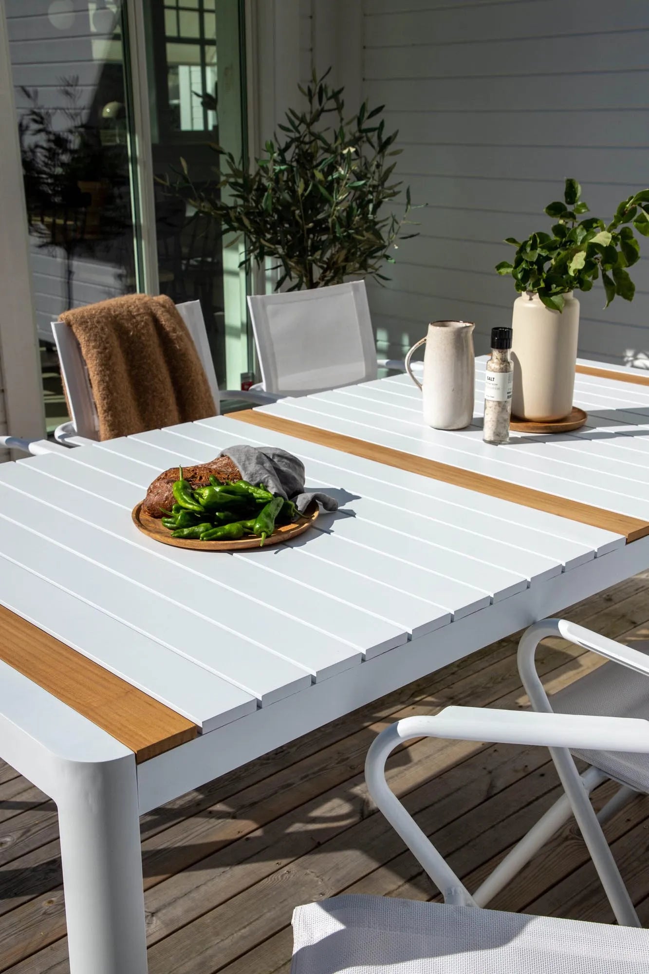 Elegantes Togo Tischset für 6, perfekt für stilvolle Outdoor-Dinner.