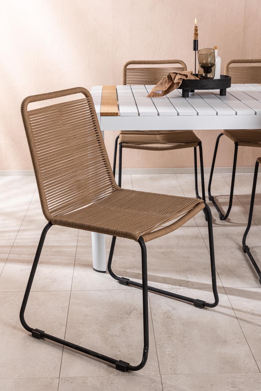 Togo Outdoor-Tischset + Lindos 200cm/6St. in Weiss / Natur präsentiert im Onlineshop von KAQTU Design AG. Gartentischset ist von Venture Home