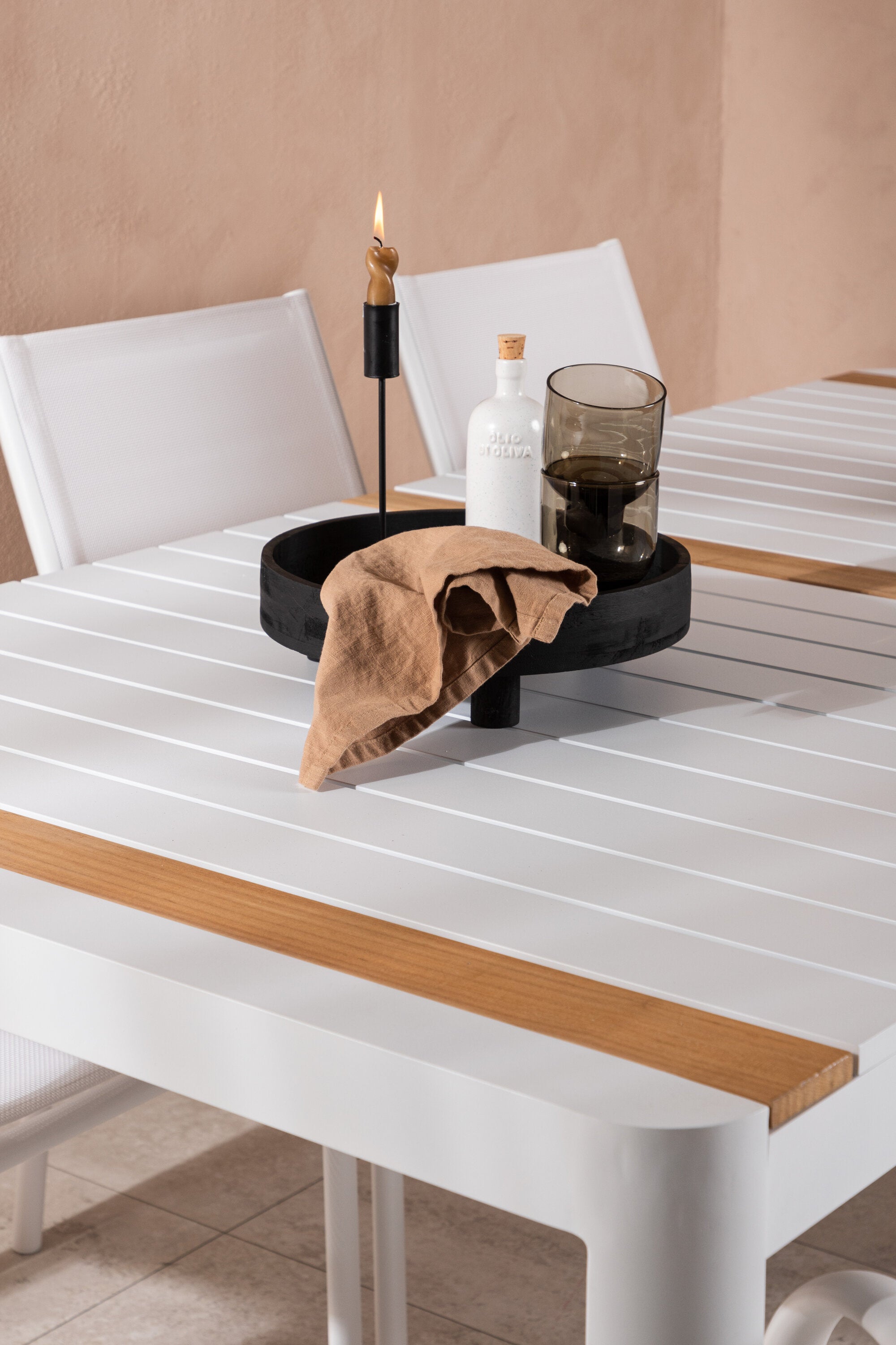 Togo Outdoor-Tischset + Santorini 200cm/6St. in Weiss präsentiert im Onlineshop von KAQTU Design AG. Gartentischset ist von Venture Home
