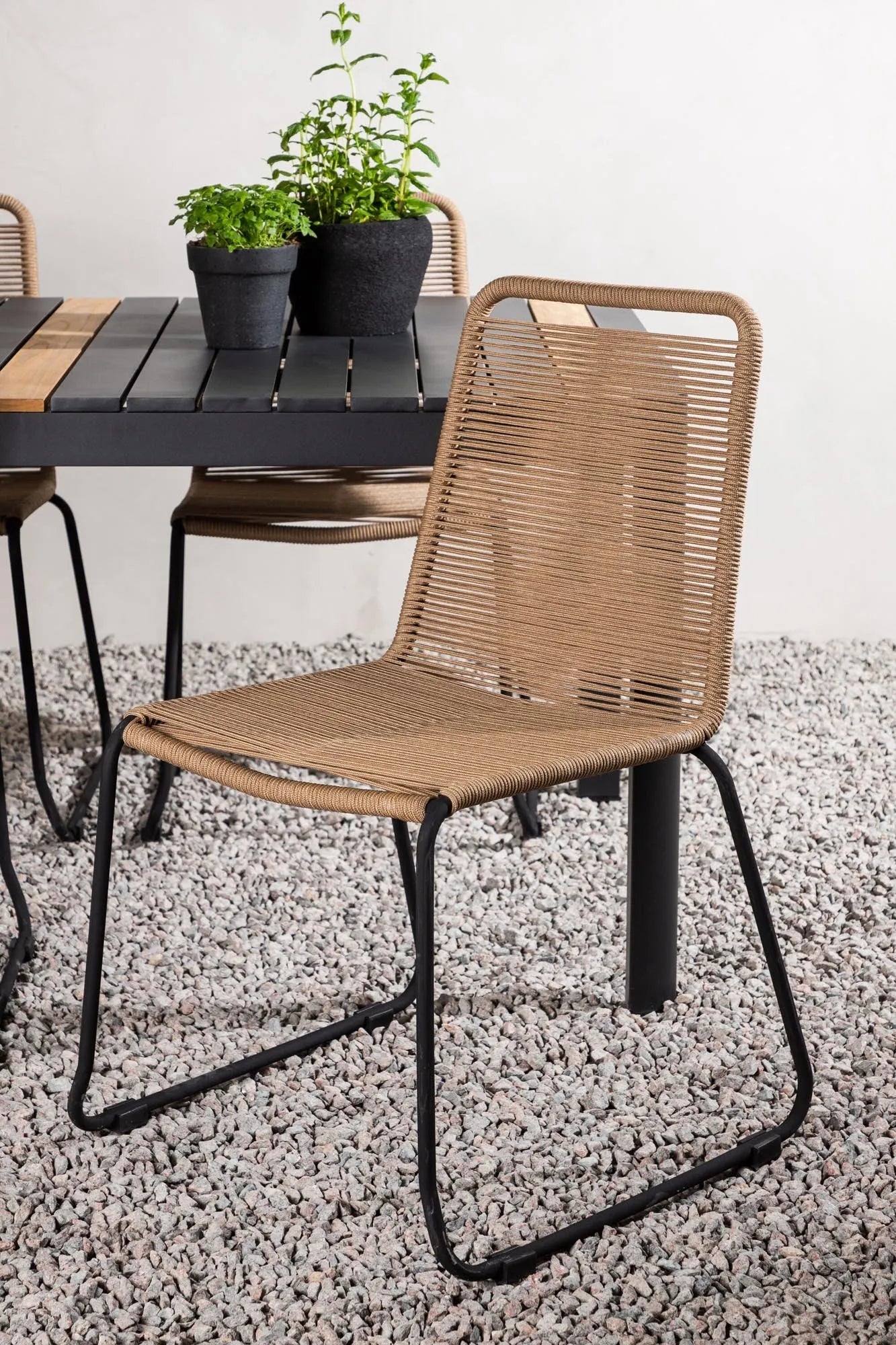 Elegantes Togo Tischset für 4, ideal für stilvolle Outdoor-Dinner.