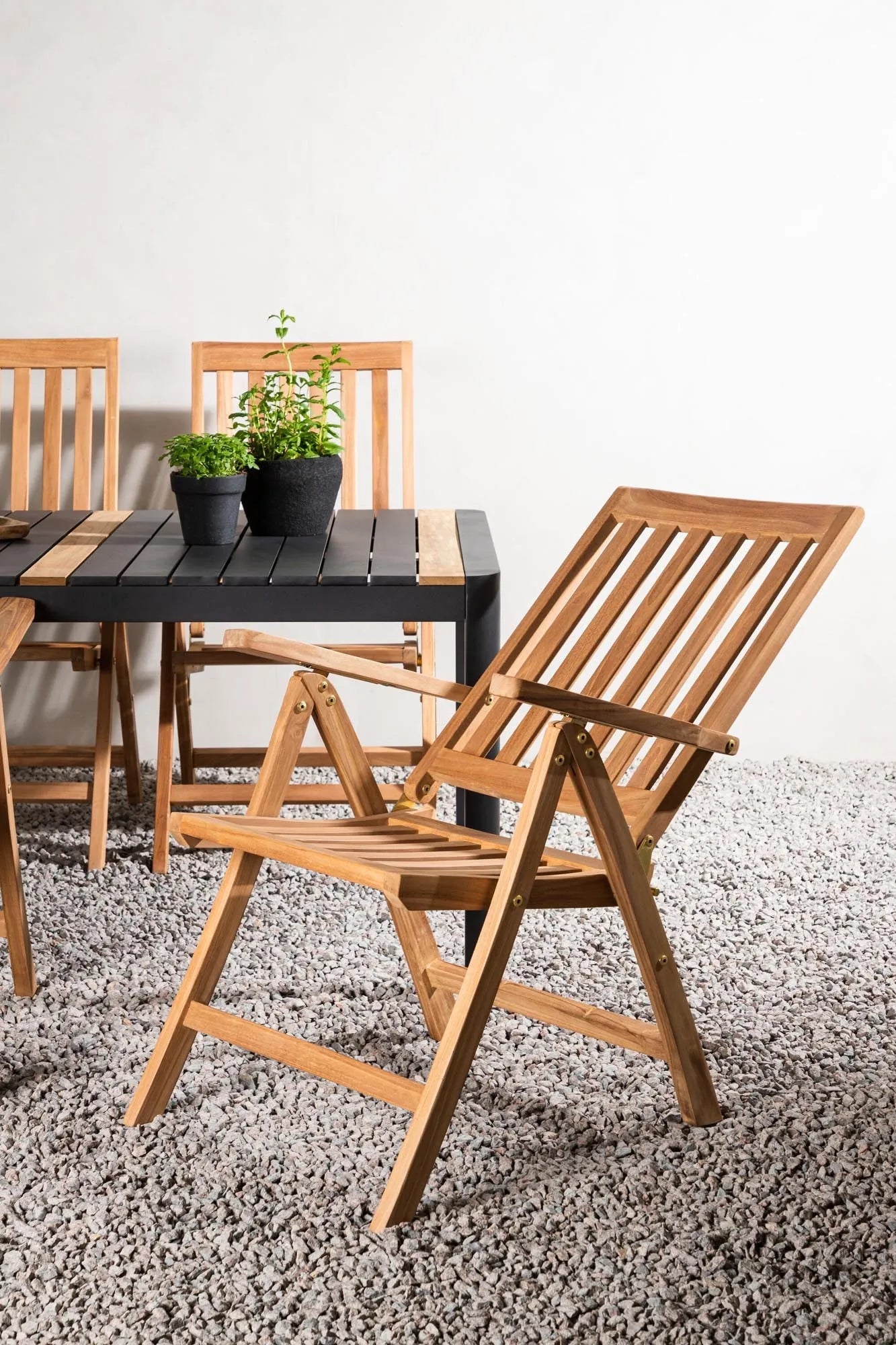 Robustes Togo Tischset mit Kenya Tisch, perfekt für Outdoor-Dining.