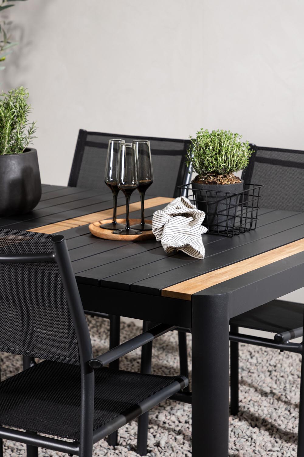 Togo Outdoor-Tischset + Santorini 150cm/4St. in Schwarz präsentiert im Onlineshop von KAQTU Design AG. Gartentischset ist von Venture Home