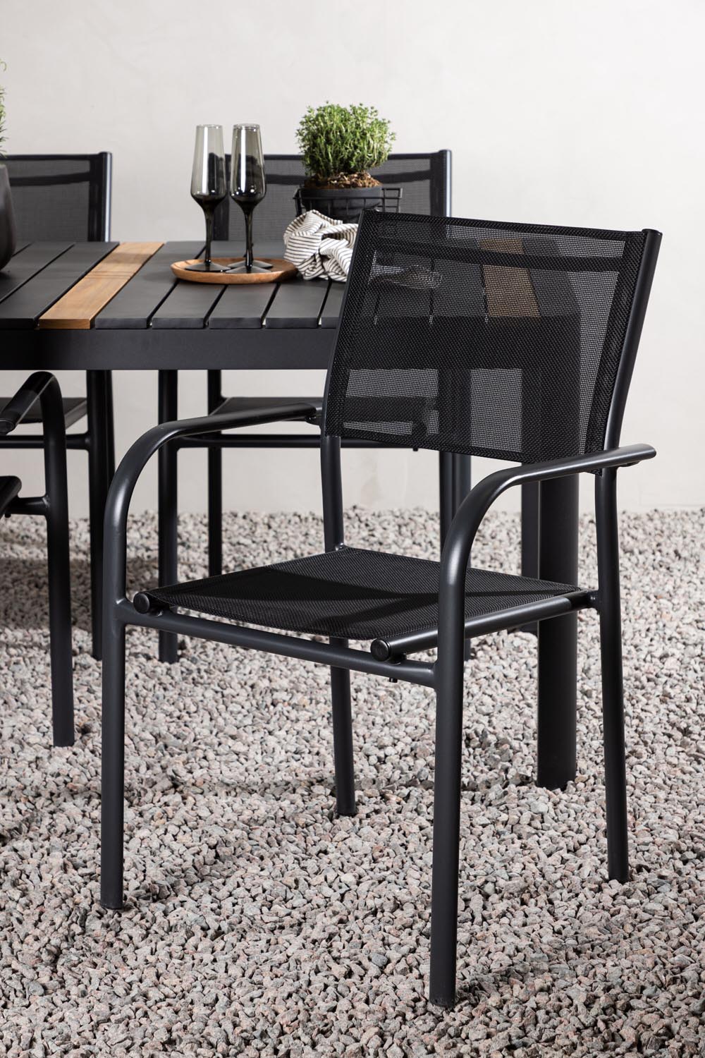 Togo Outdoor-Tischset + Santorini 150cm/4St. in Schwarz präsentiert im Onlineshop von KAQTU Design AG. Gartentischset ist von Venture Home