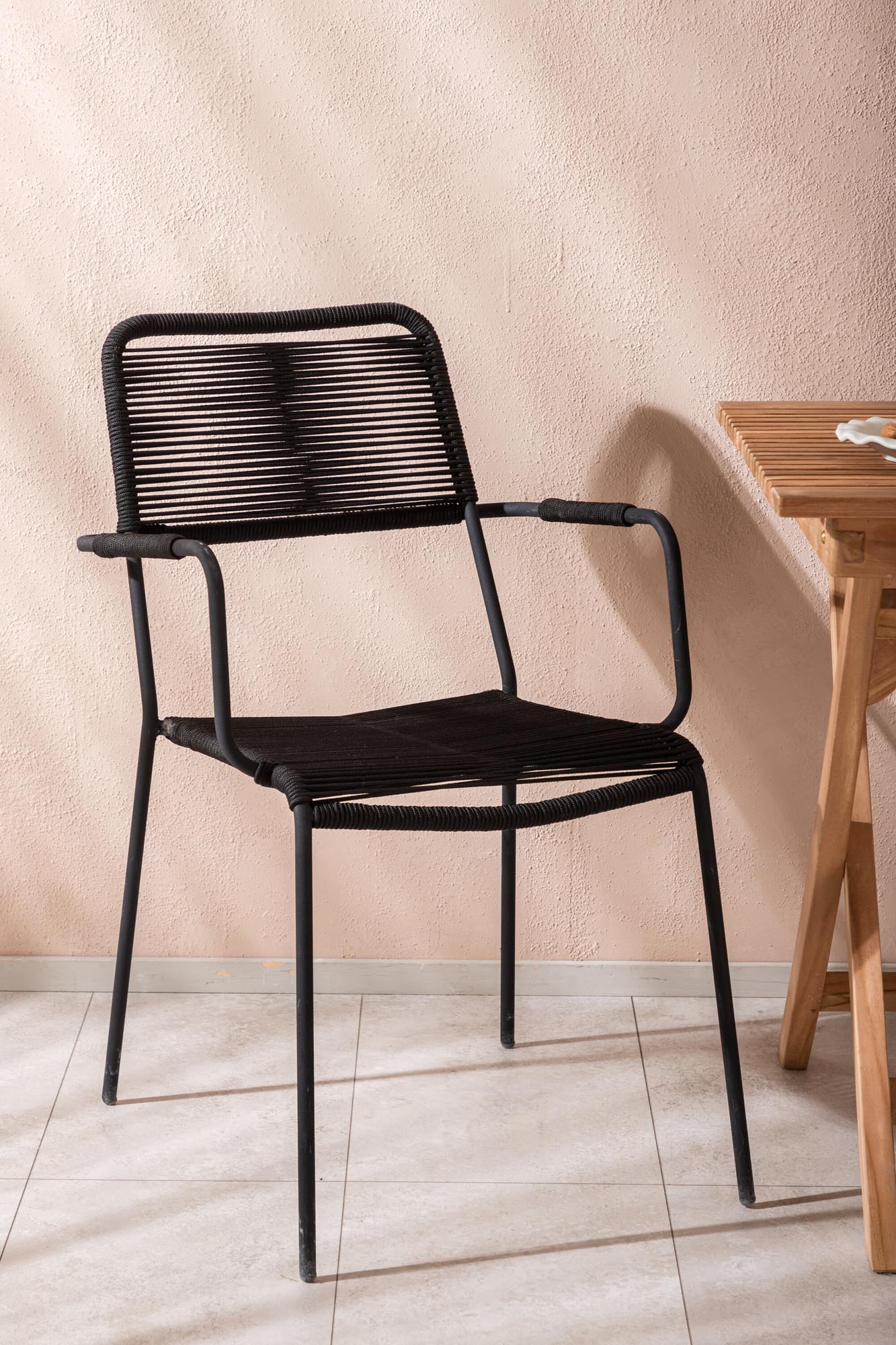 Stilvolles Ghana Outdoor-Tischset mit komfortablen Lindos Armchairs – ideal für entspannte Stunden im Freien und ein echter Blickfang für jeden Garten.