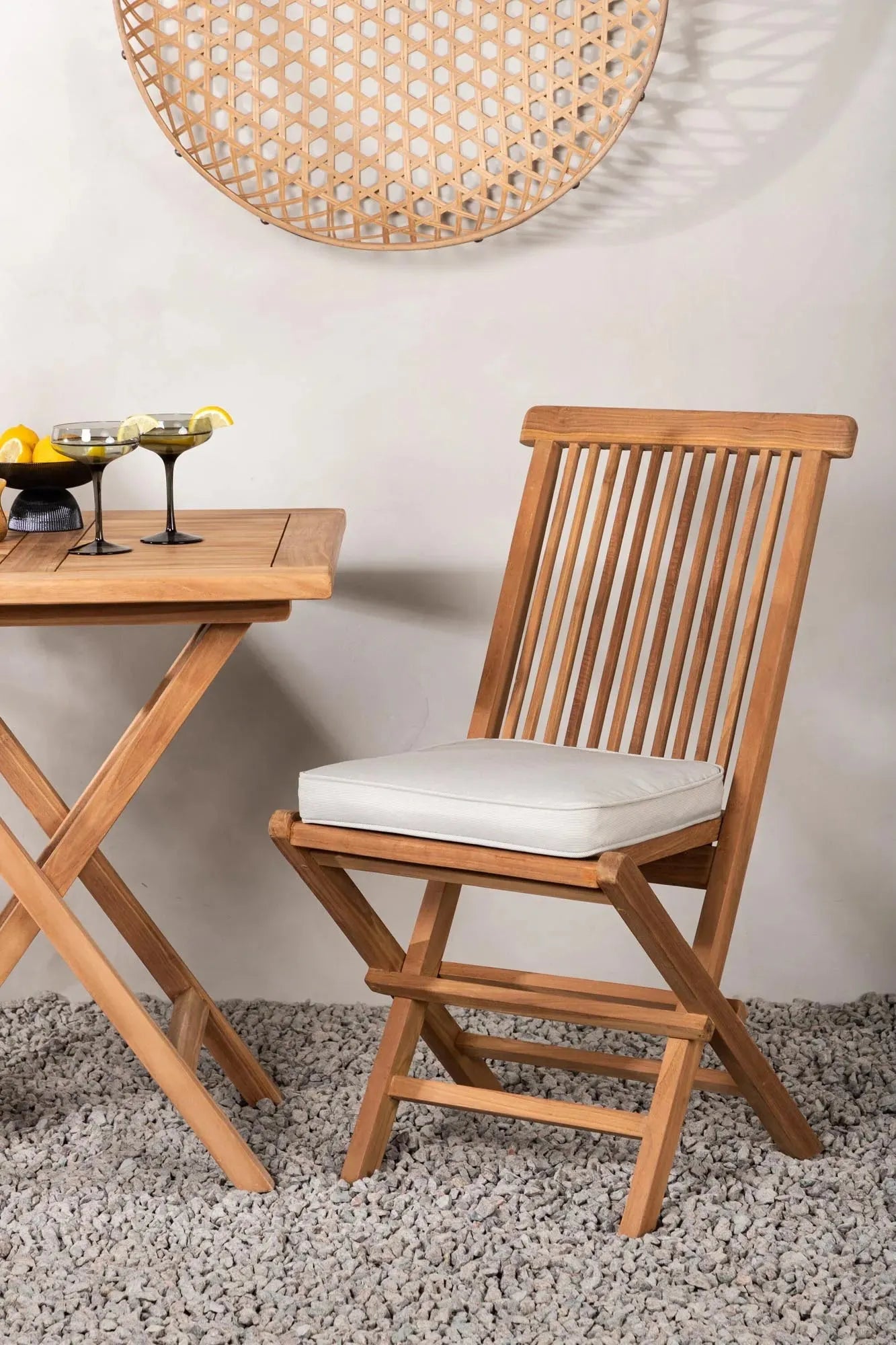 Robustes Klapptischset für Garten, ideal für entspannte Stunden.