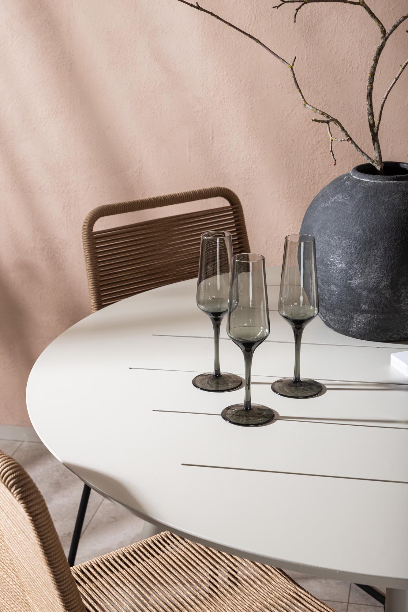 Stilvolles Lina Outdoor-Tischset Lindos für 4 Personen. Langlebig, wetterfest und ideal für Garten und Balkon. Jetzt bestellen!