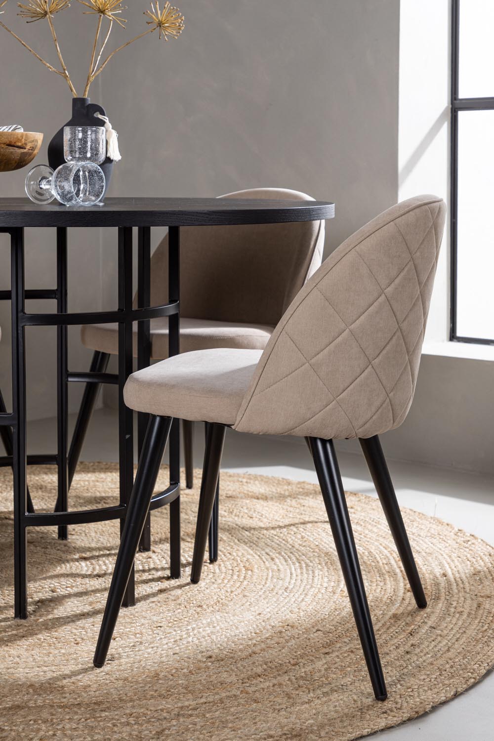 Esszimmerset Copenhagen + Velvet ⌀115cm/4St. in Beige / Schwarz präsentiert im Onlineshop von KAQTU Design AG. Esszimmerset ist von Venture Home
