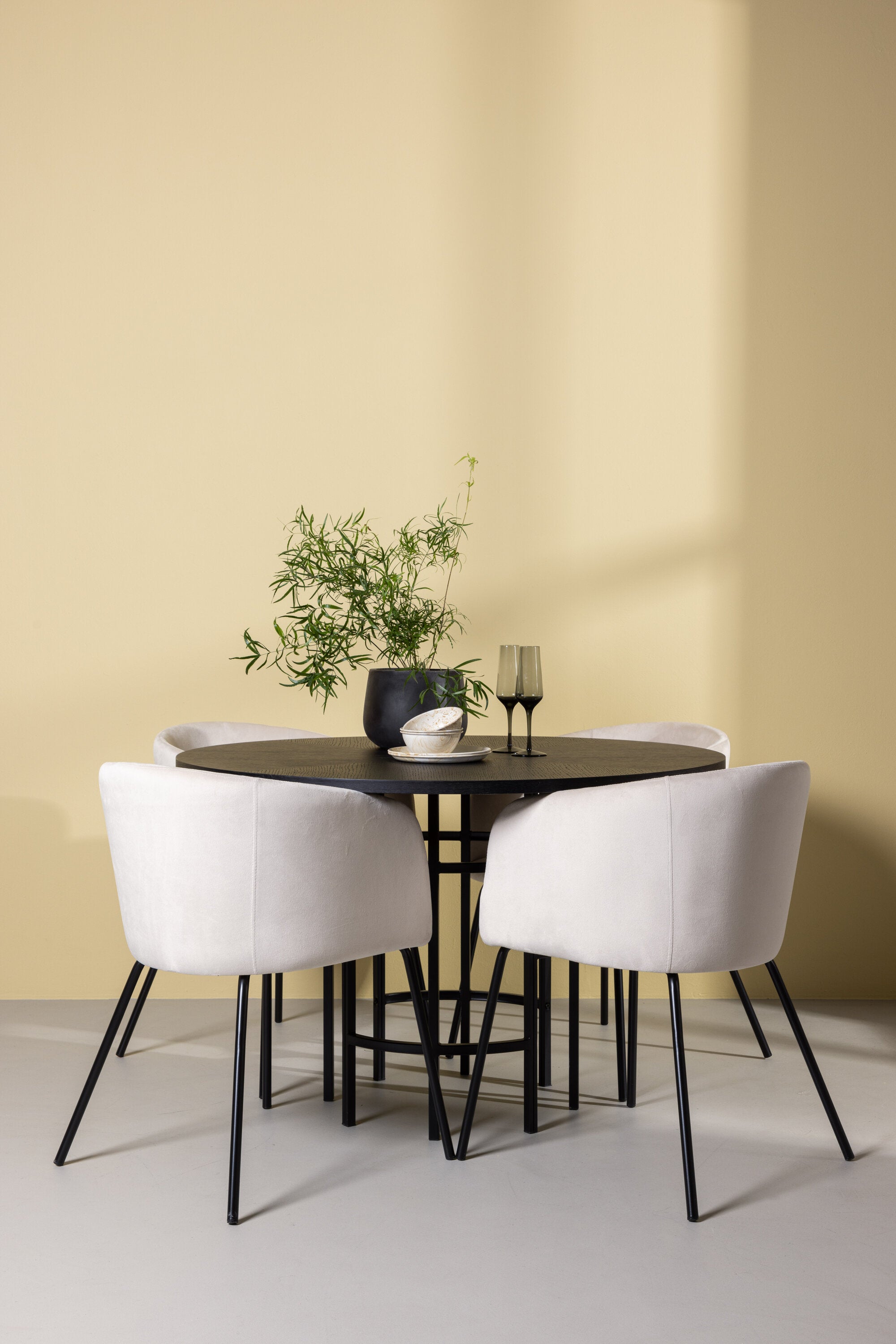 Esszimmerset Copenhagen + Berit ⌀115cm/4St. in Beige dunkel / Schwarz präsentiert im Onlineshop von KAQTU Design AG. Esszimmerset ist von Venture Home