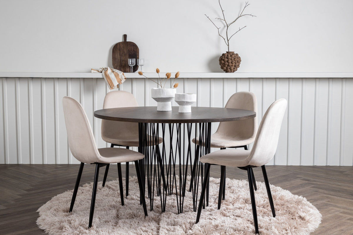 Rundes Esszimmerset mit Steinlook-Tisch aus MDF und Mocca-Furnier, schwarzem Metallgestell und vier Limhamn-Stühlen mit beigem Samtbezug.