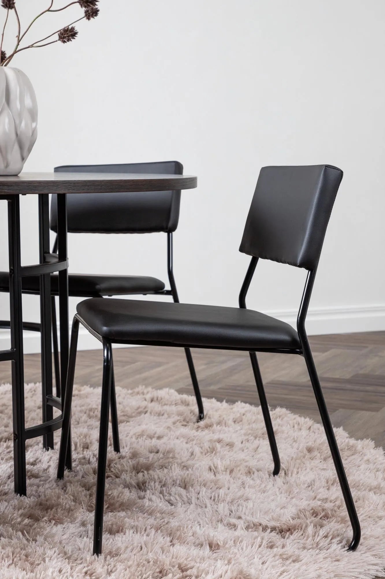Modernes Esszimmerset Copenhagen + Kenth für stilvolle Dinner.