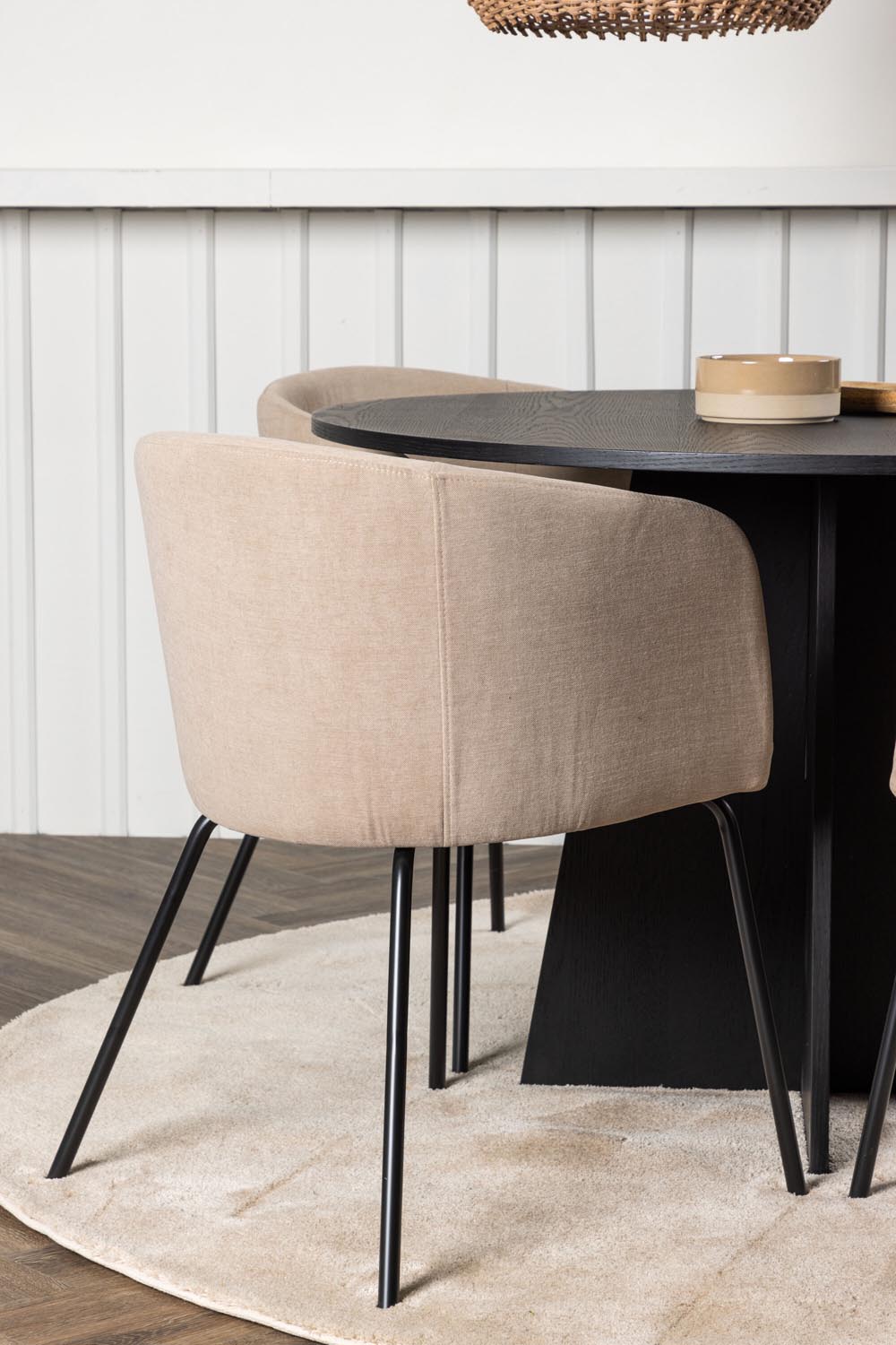Bootcut Esszimmerset + Berit ⌀110cm/4St. in Beige, Schwarz präsentiert im Onlineshop von KAQTU Design AG. Esszimmerset ist von Venture Home