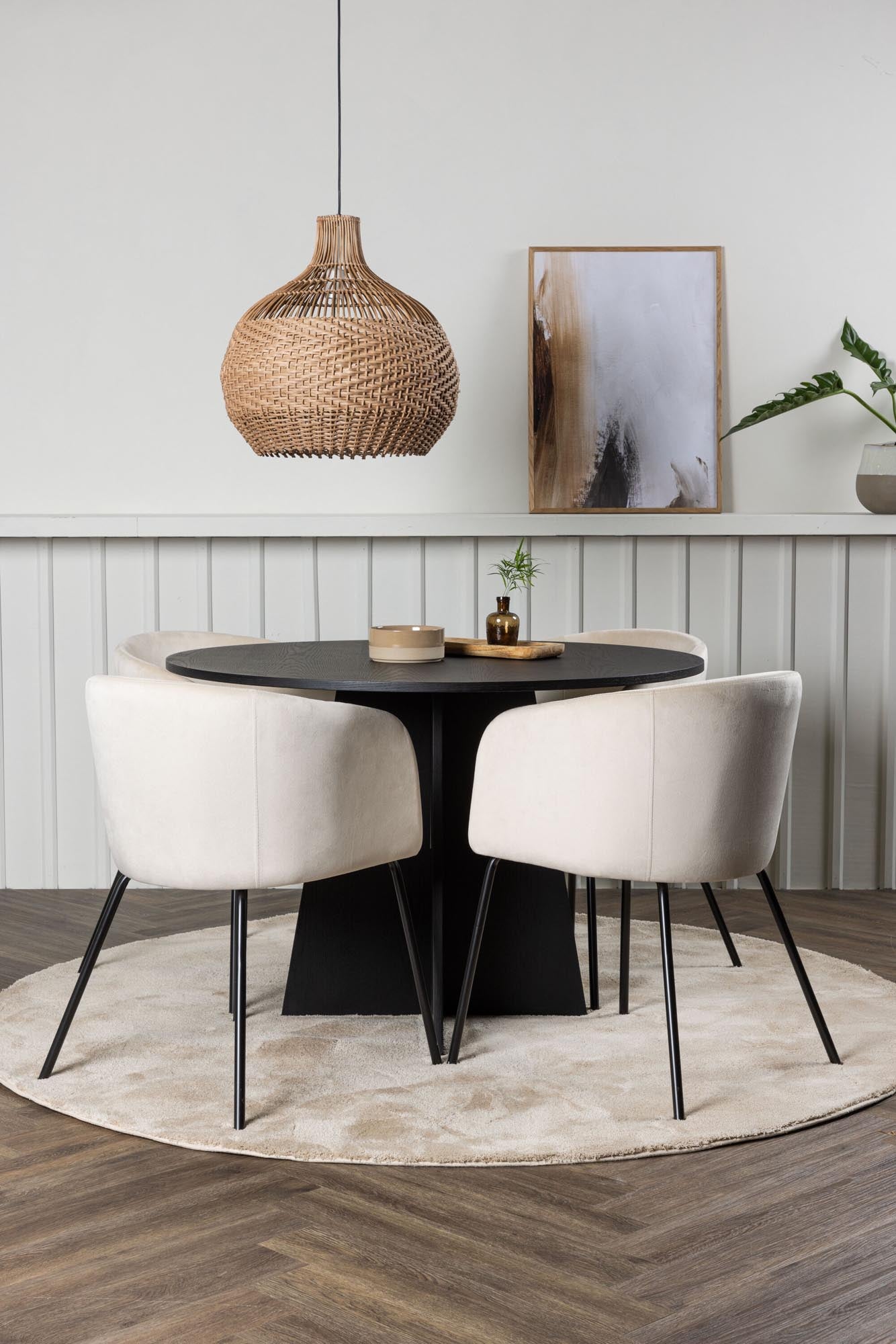 Stilvolles Bootcut Esszimmerset mit runden 110 cm Tisch und 4 gepolsterten Berit Stühlen. Perfekt für gemütliche Zusammenkünfte und modernes Design.