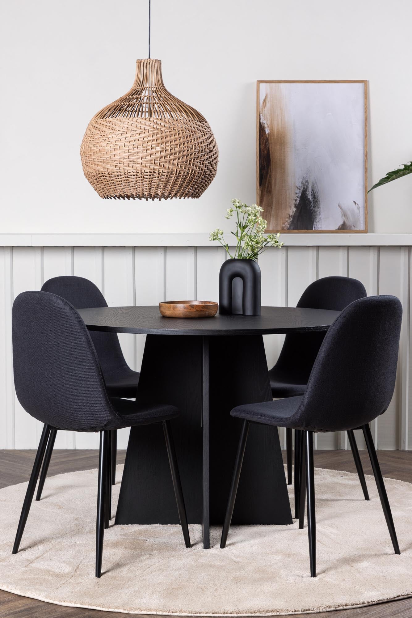 Entdecken Sie das stilvolle Bootcut Esszimmerset von Venture Home: runder Tisch mit 110 cm Durchmesser und 4 eleganten Polar-Stühlen für höchsten Komfort.