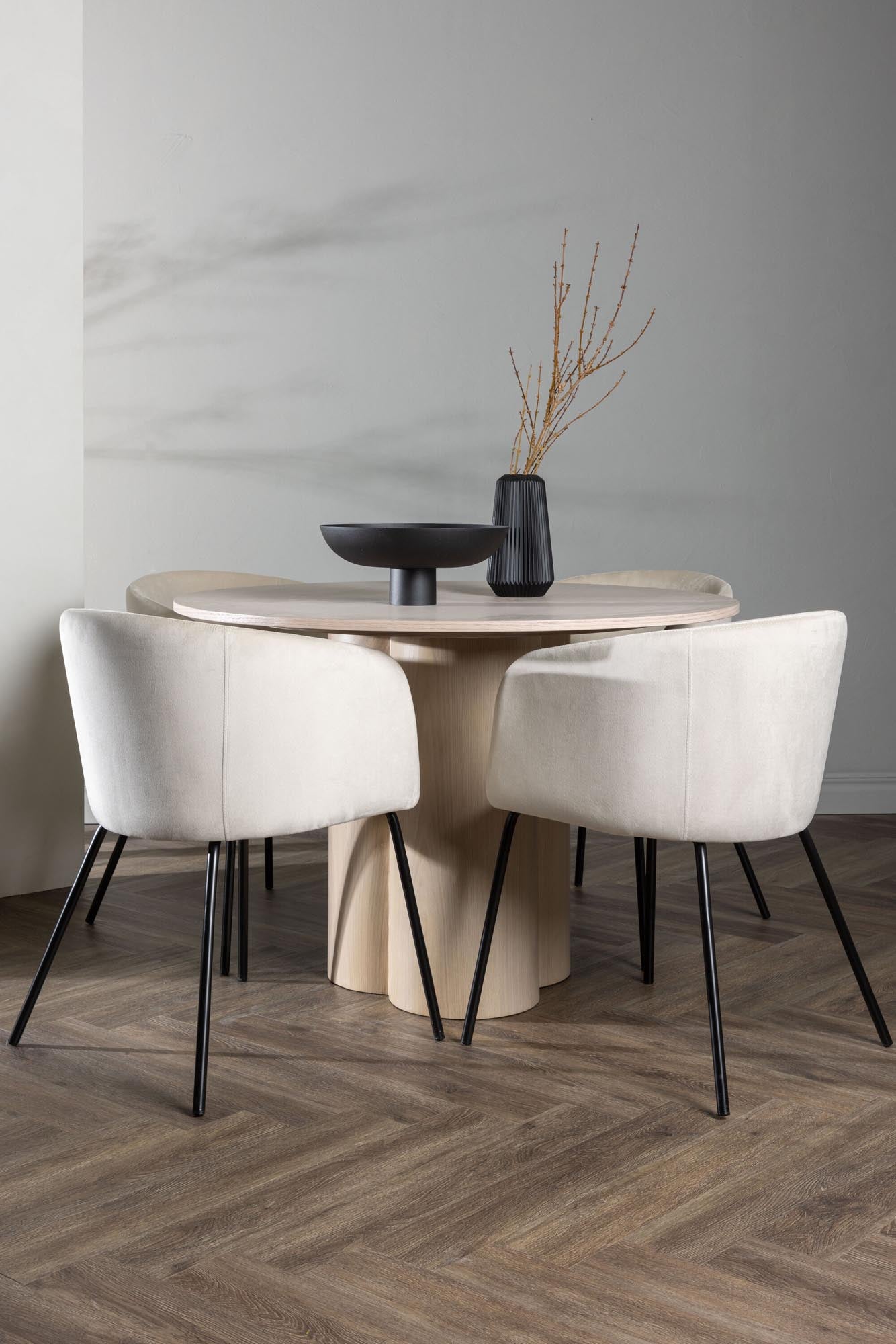 Stilvolles Olivia Esszimmer Set mit runden 110 cm Tisch und 4 komfortablen Berit Stühlen. Perfekt für gesellige Abende und elegante Anlässe.