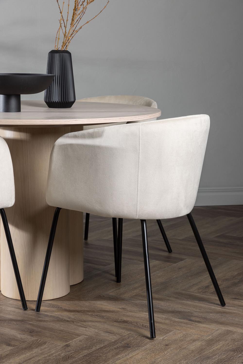 Olivia Esszimmer Set + Berit ⌀110cm/4St. in Natur / Beige / Schwarz präsentiert im Onlineshop von KAQTU Design AG. Esszimmerset ist von Venture Home