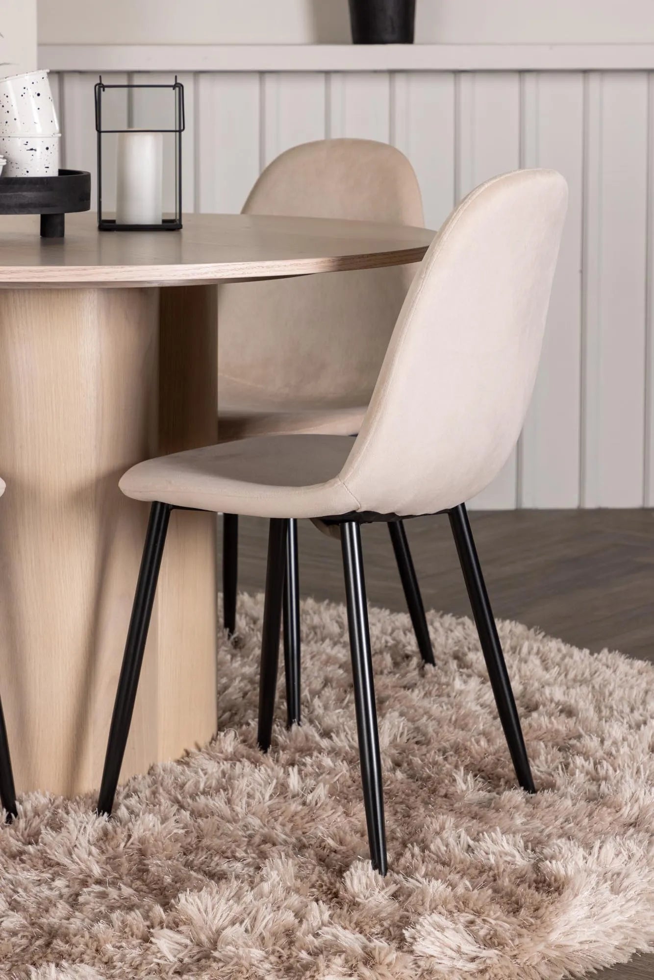Stilvolles Olivia Esszimmer Set mit rundem Tisch und 4 Stühlen.