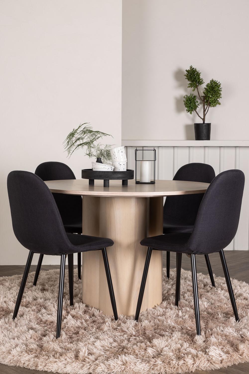 Olivia Esszimmer Set + Polar ⌀110cm/4St. in Natur / Schwarz präsentiert im Onlineshop von KAQTU Design AG. Esszimmerset ist von Venture Home