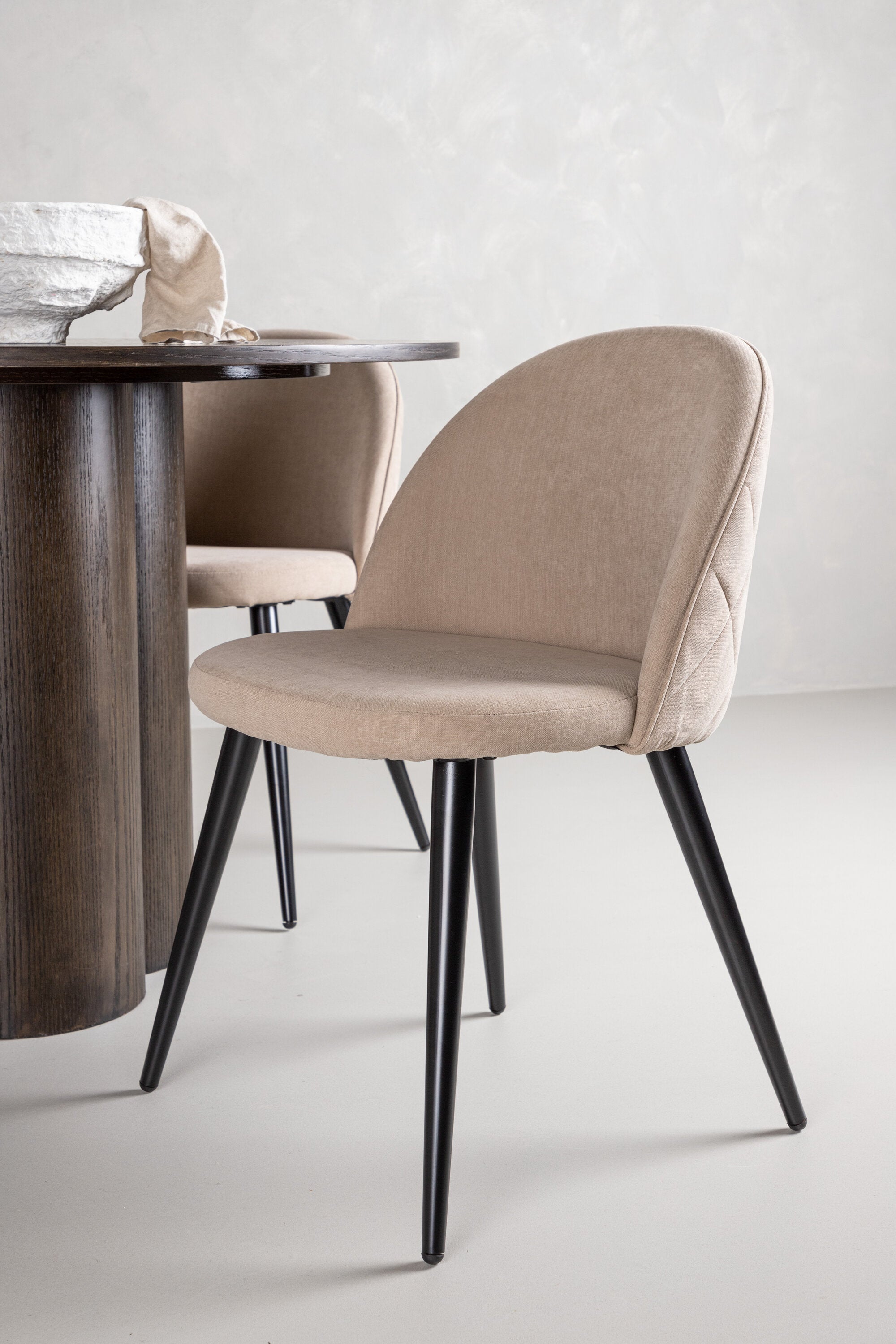 Olivia Esszimmer Set + Velvet ⌀110cm/4St. in Beige, Schwarz präsentiert im Onlineshop von KAQTU Design AG. Esszimmerset ist von Venture Home