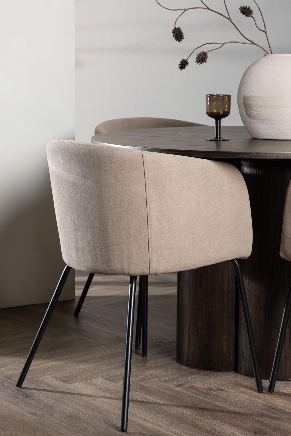 Olivia Esszimmer Set + Berit ⌀110cm/4St. in Braun / Beige / Schwarz präsentiert im Onlineshop von KAQTU Design AG. Esszimmerset ist von Venture Home