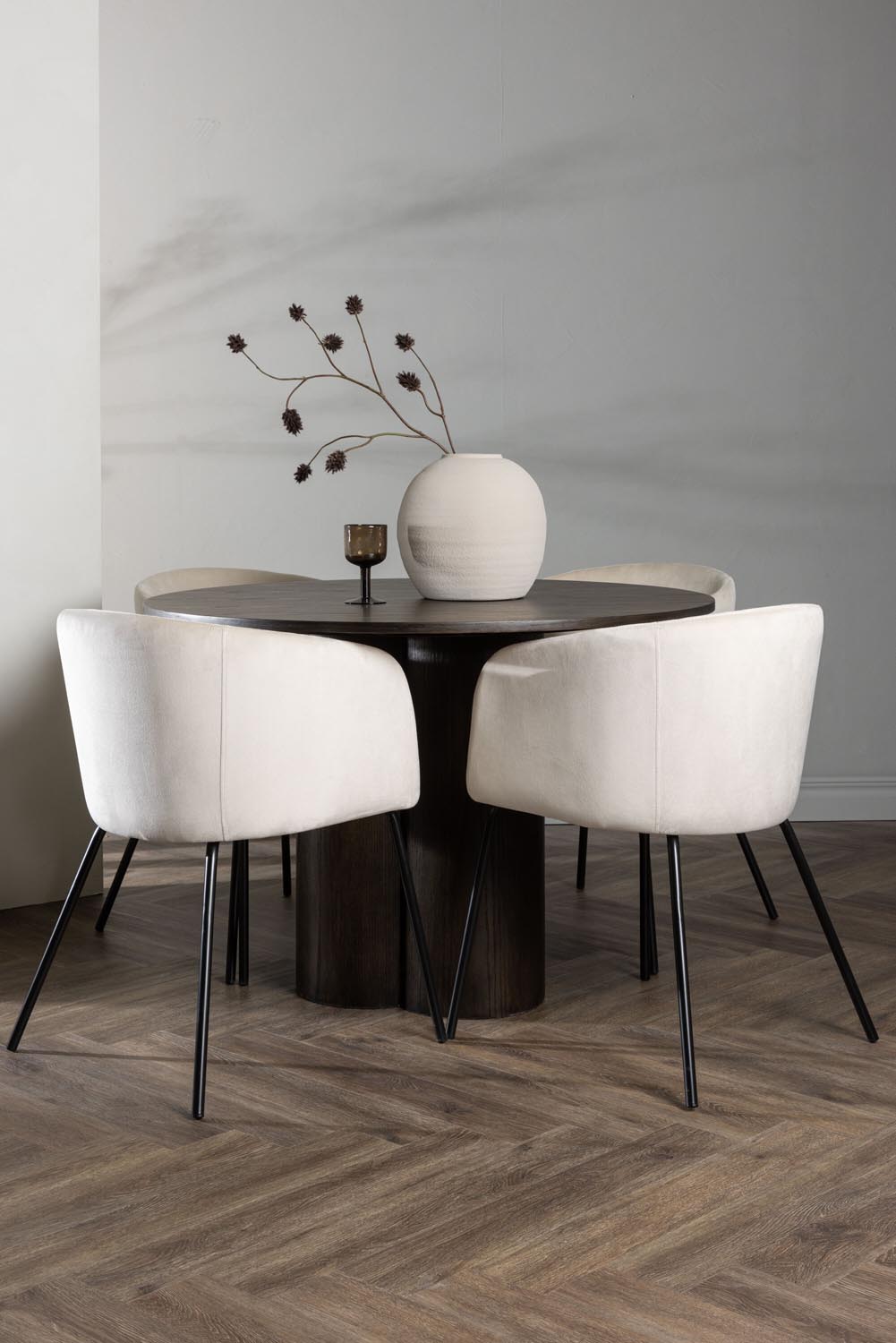 Olivia Esszimmer Set + Berit ⌀110cm/4St. in Braun / Beige / Schwarz präsentiert im Onlineshop von KAQTU Design AG. Esszimmerset ist von Venture Home