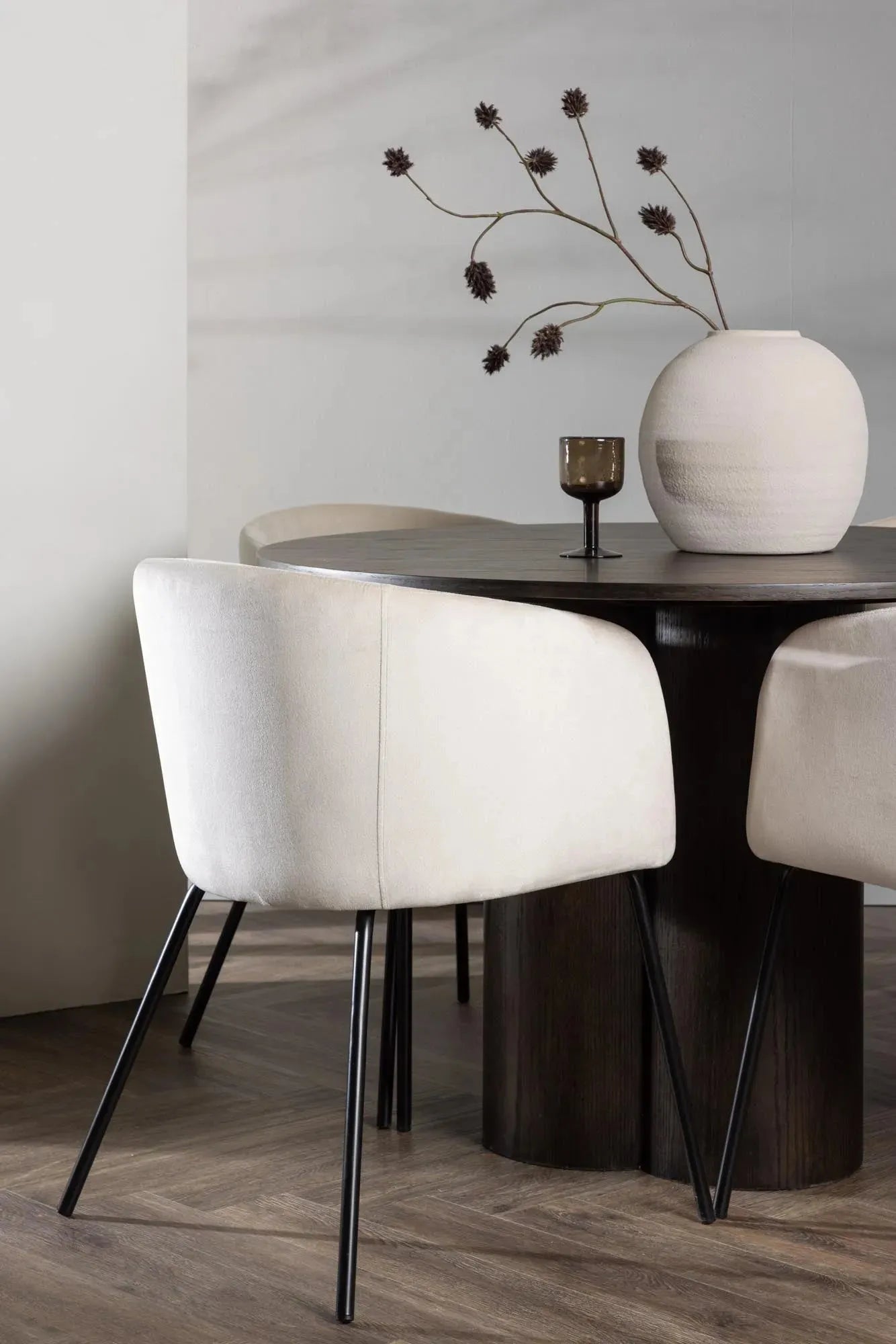 Elegantes Olivia Set: Runder Tisch Berit mit 4 stilvollen Stühlen.