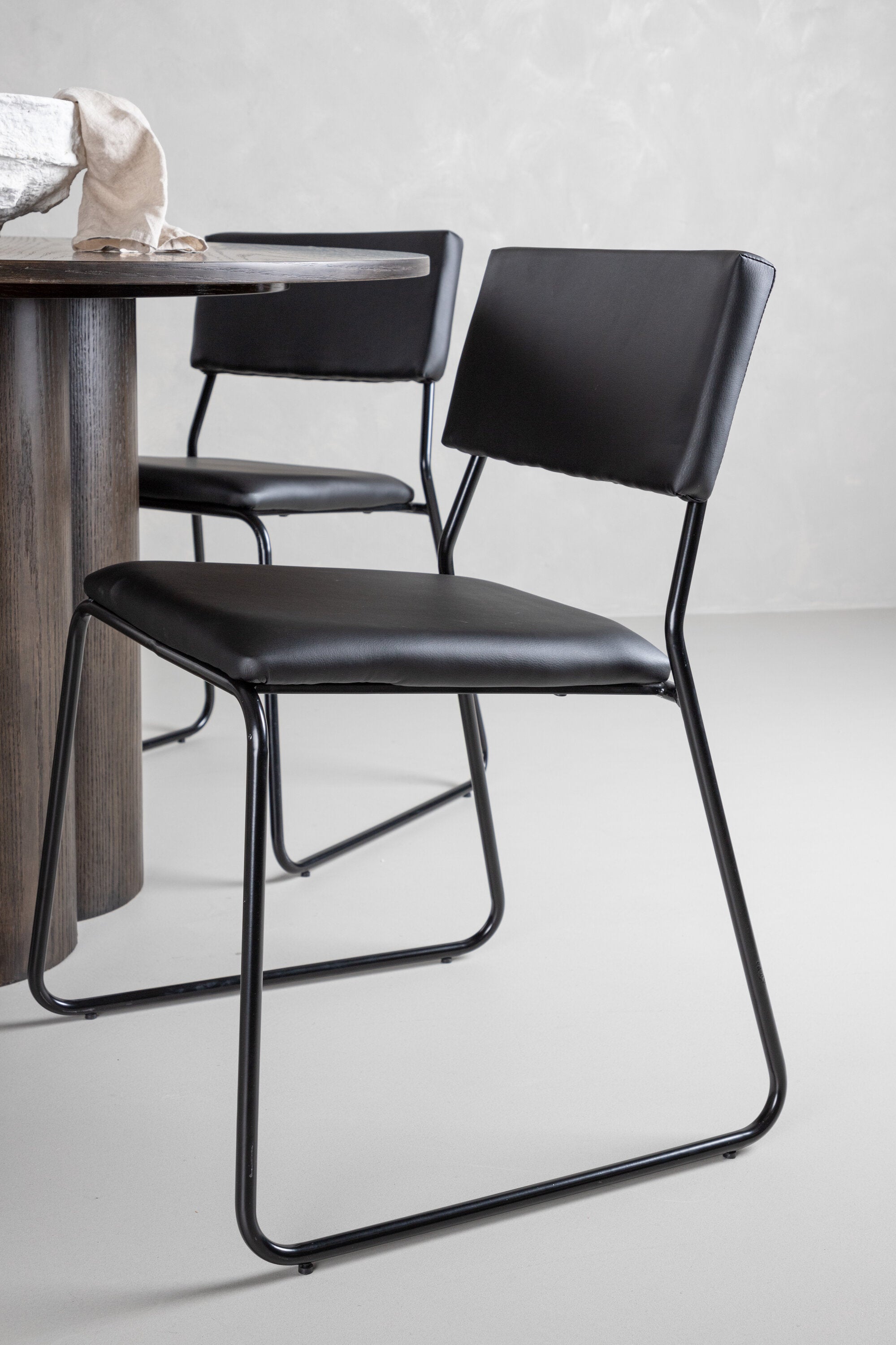 Olivia Esszimmer Set + Kenth ⌀110cm/4St. in Braun / Schwarz präsentiert im Onlineshop von KAQTU Design AG. Esszimmerset ist von Venture Home